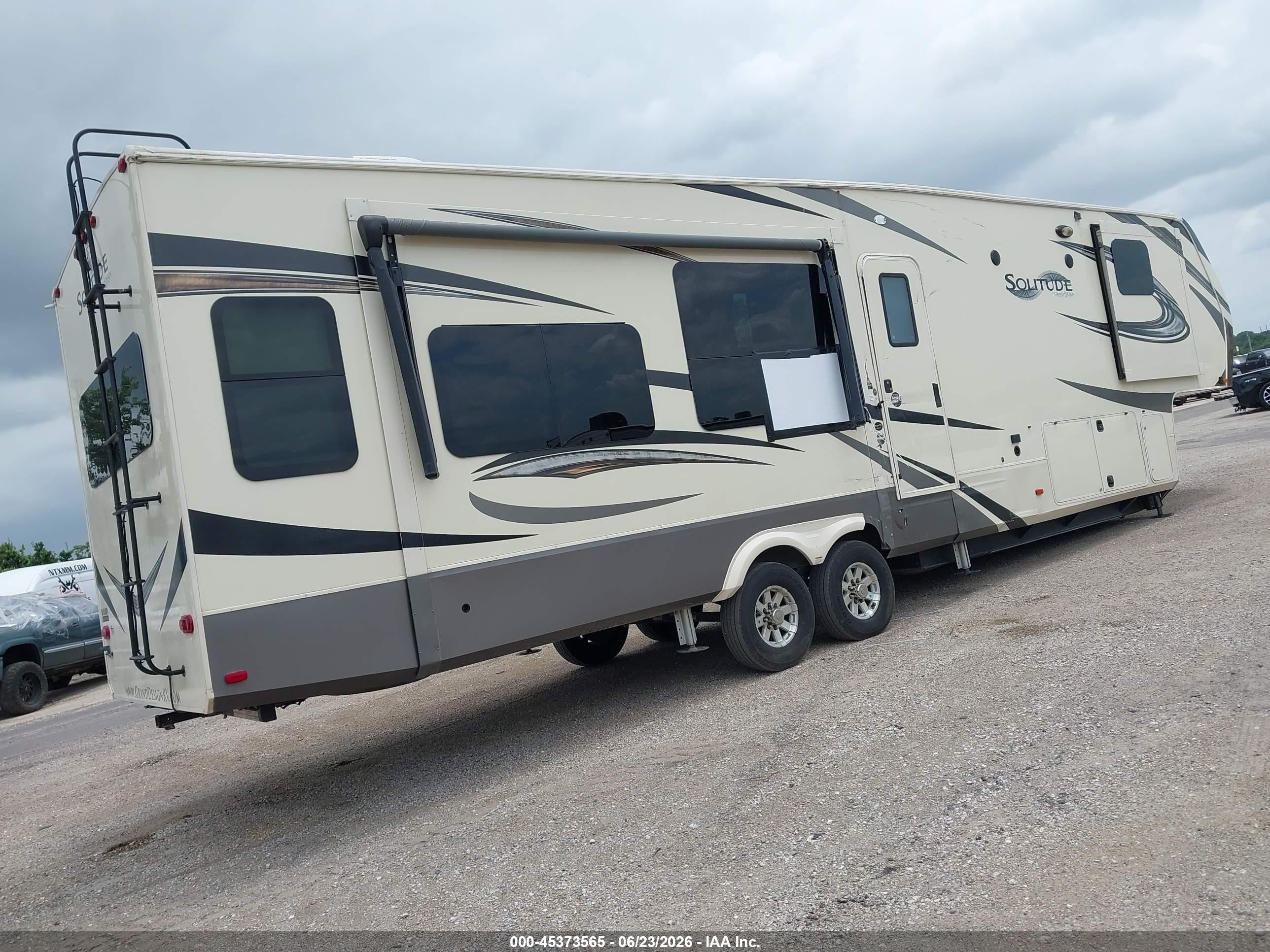 2019 Grand Design Solitude VIN 573FS422XK9903225 IAAI salvage auction — Side, Salvage (Texas), sold $10,900 on 2026-09-22 (photo 4)