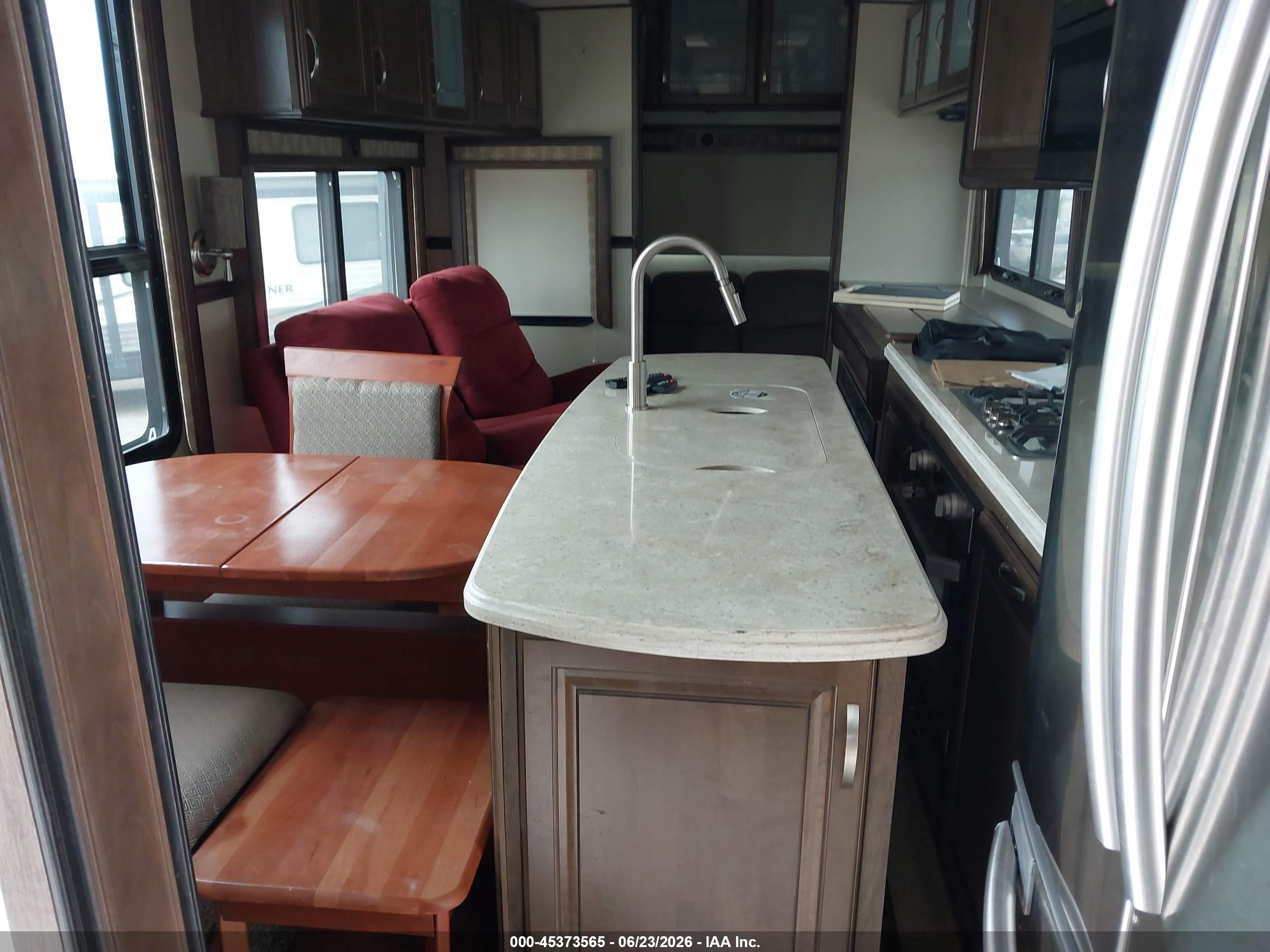 2019 Grand Design Solitude VIN 573FS422XK9903225 IAAI salvage auction — Side, Salvage (Texas), sold $10,900 on 2026-09-22 (photo 8)
