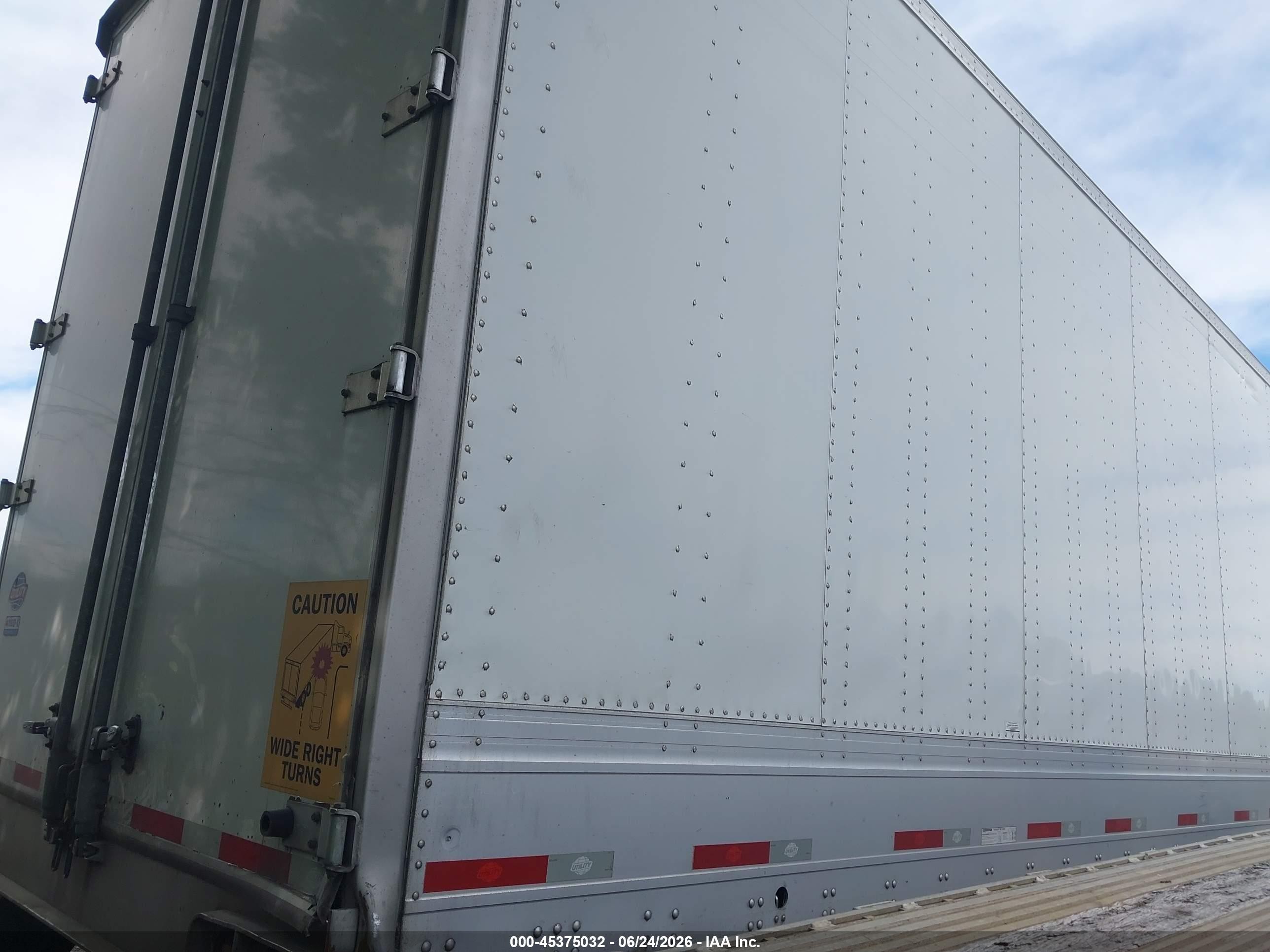 2020 Utility Trailer Mfg Dry Van VIN 1UYVS2539L7172622 IAAI salvage auction — Side, Mv-907A (New York), sold $10,400 on 2026-09-09 (photo 4)