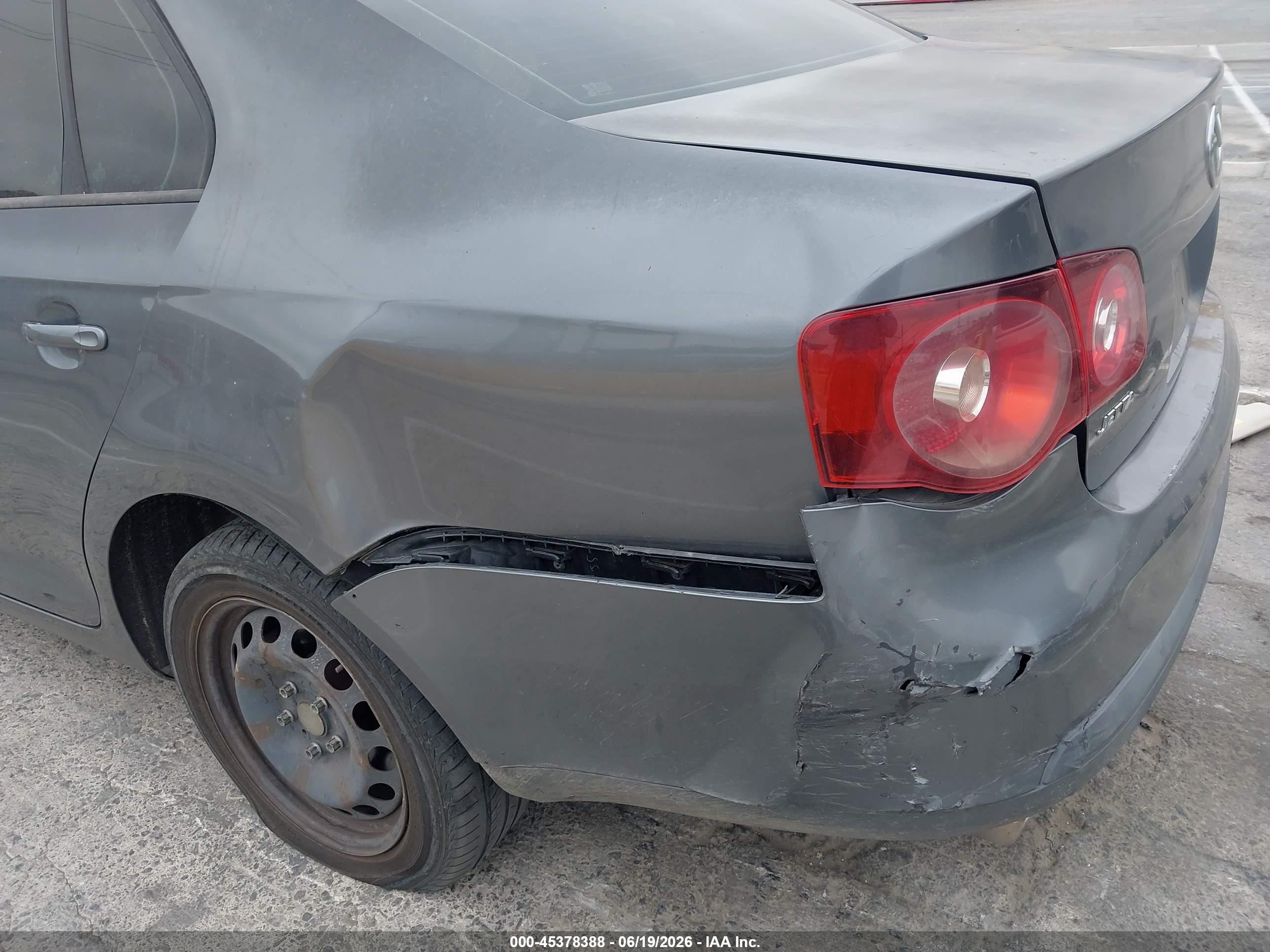 2010 Volkswagen Jetta VIN 3VWJZ7AJ2AM080178 IAAI salvage auction — Side, Salvage (California), sold $275 on 2026-09-11 (photo 6)
