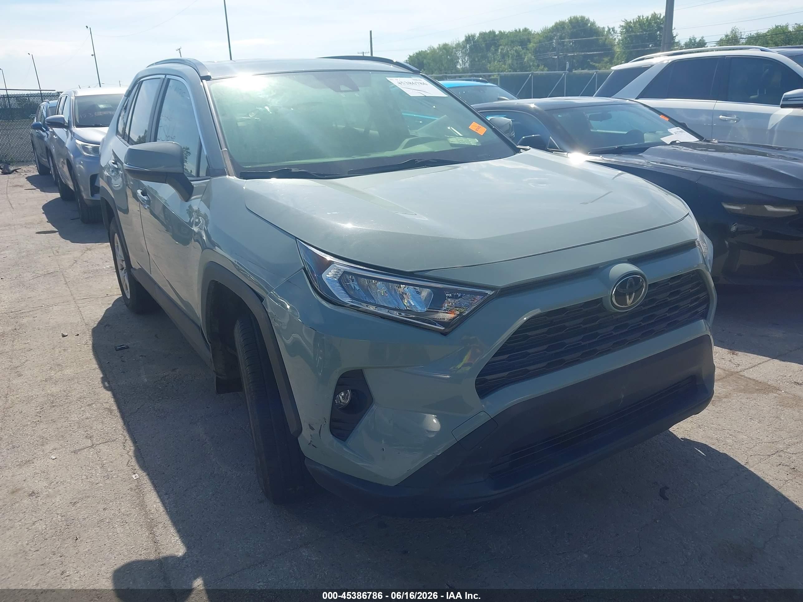 2019 Toyota RAV4 VIN JTMP1RFV5KD016807 — IAAI salvage auction photo