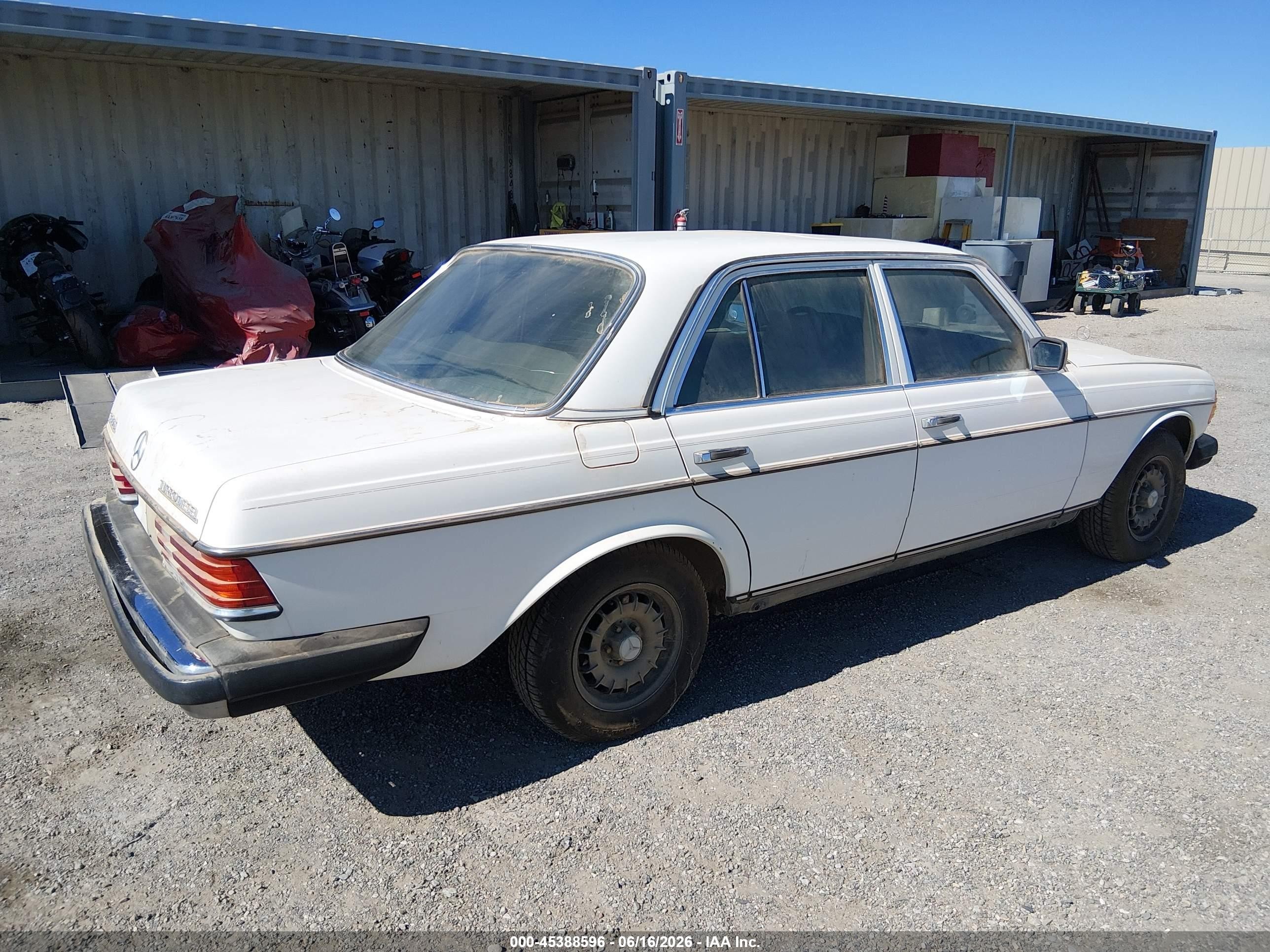 1984 Mercedes-Benz 300 VIN WDBAB33A4EA161858 IAAI salvage auction — Normal Wear, Clear (California), sold $1,950 on 2026-07-09 (photo 4)