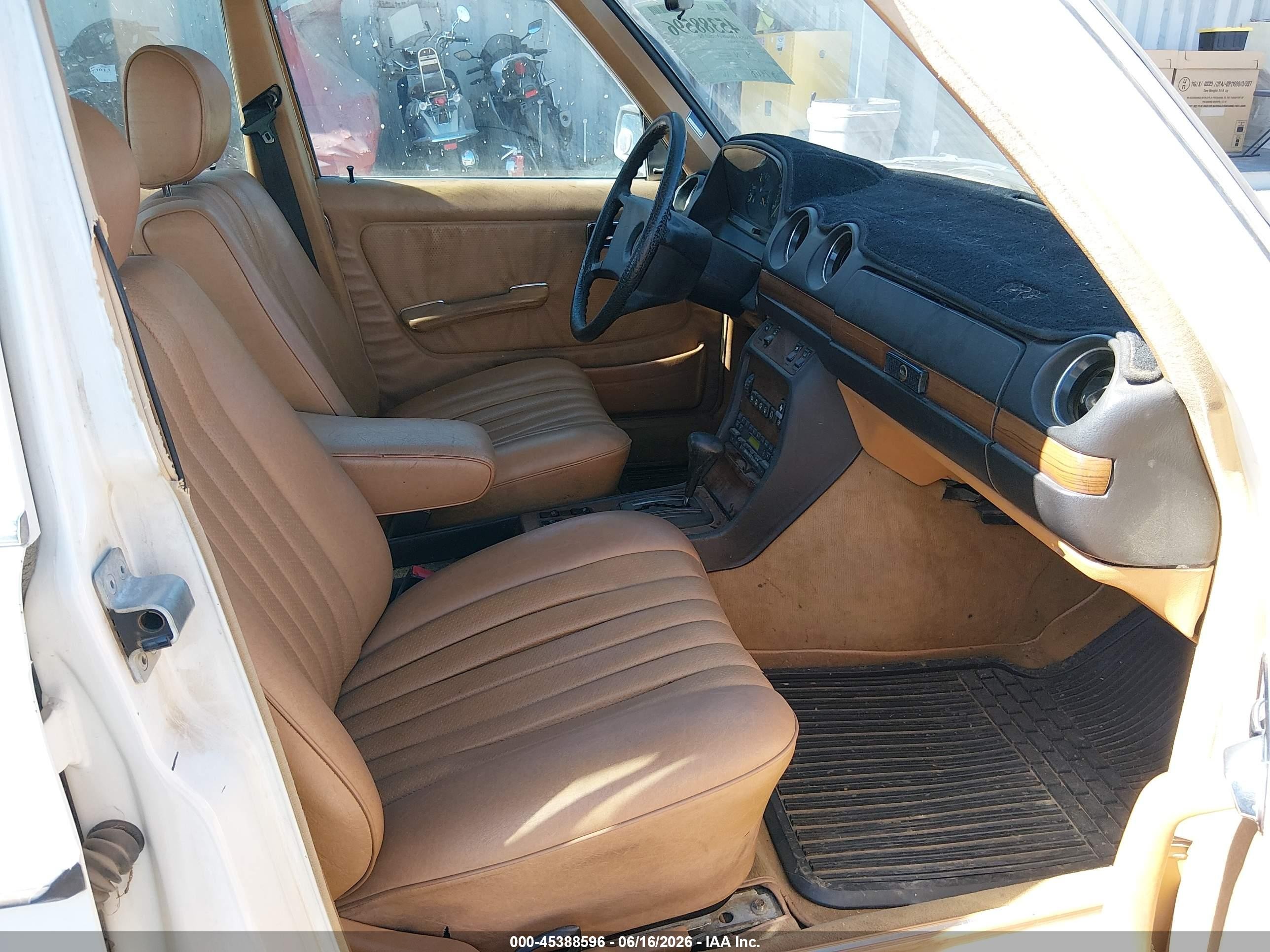 1984 Mercedes-Benz 300 VIN WDBAB33A4EA161858 IAAI salvage auction — Normal Wear, Clear (California), sold $1,950 on 2026-07-09 (photo 5)