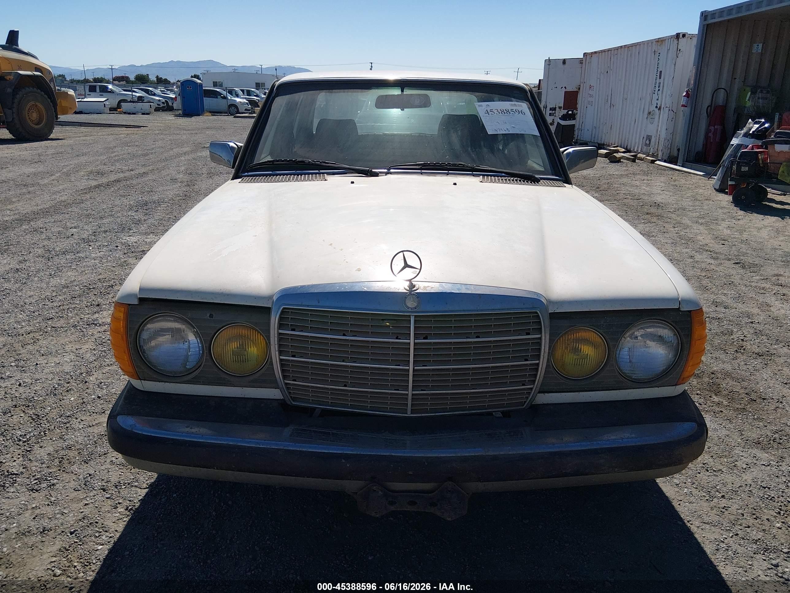 1984 Mercedes-Benz 300 VIN WDBAB33A4EA161858 IAAI salvage auction — Normal Wear, Clear (California), sold $1,950 on 2026-07-09 (photo 6)