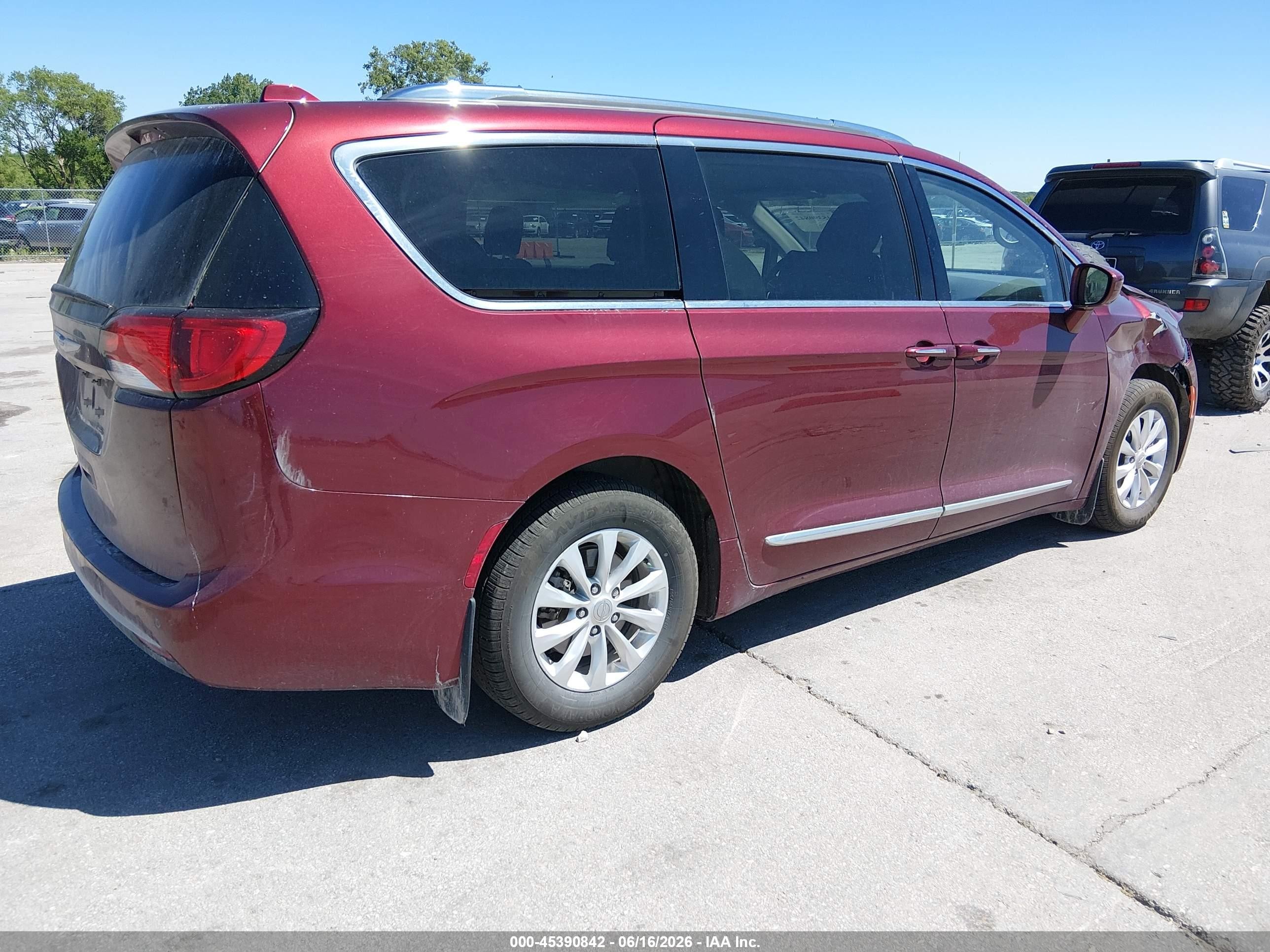 2018 Chrysler Pacifica VIN 2C4RC1BG7JR277525 IAAI salvage auction — Front End, Wait Title, sold $2,050 on 2026-09-21 (photo 4)