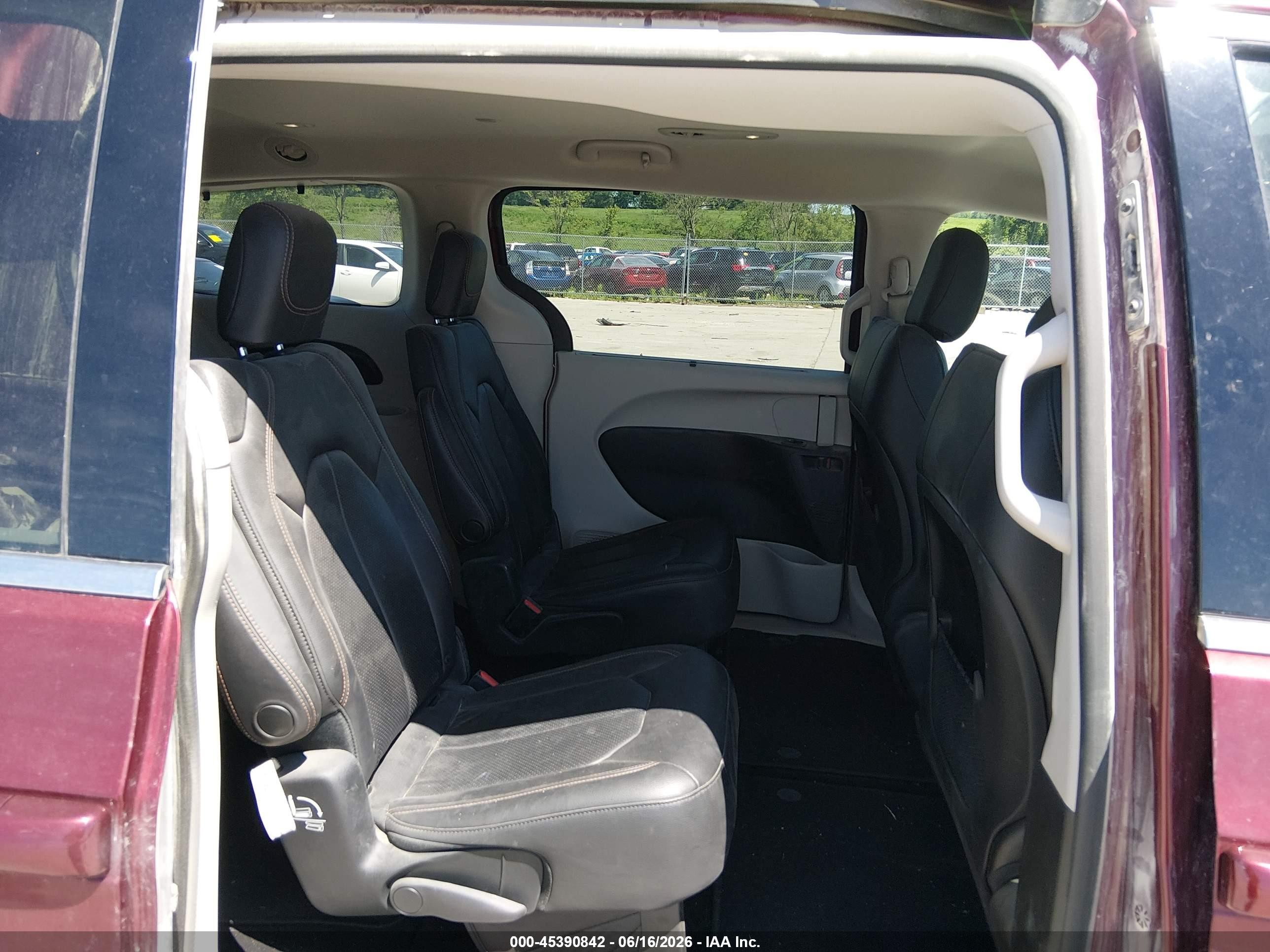 2018 Chrysler Pacifica VIN 2C4RC1BG7JR277525 IAAI salvage auction — Front End, Wait Title, sold $2,050 on 2026-09-21 (photo 8)