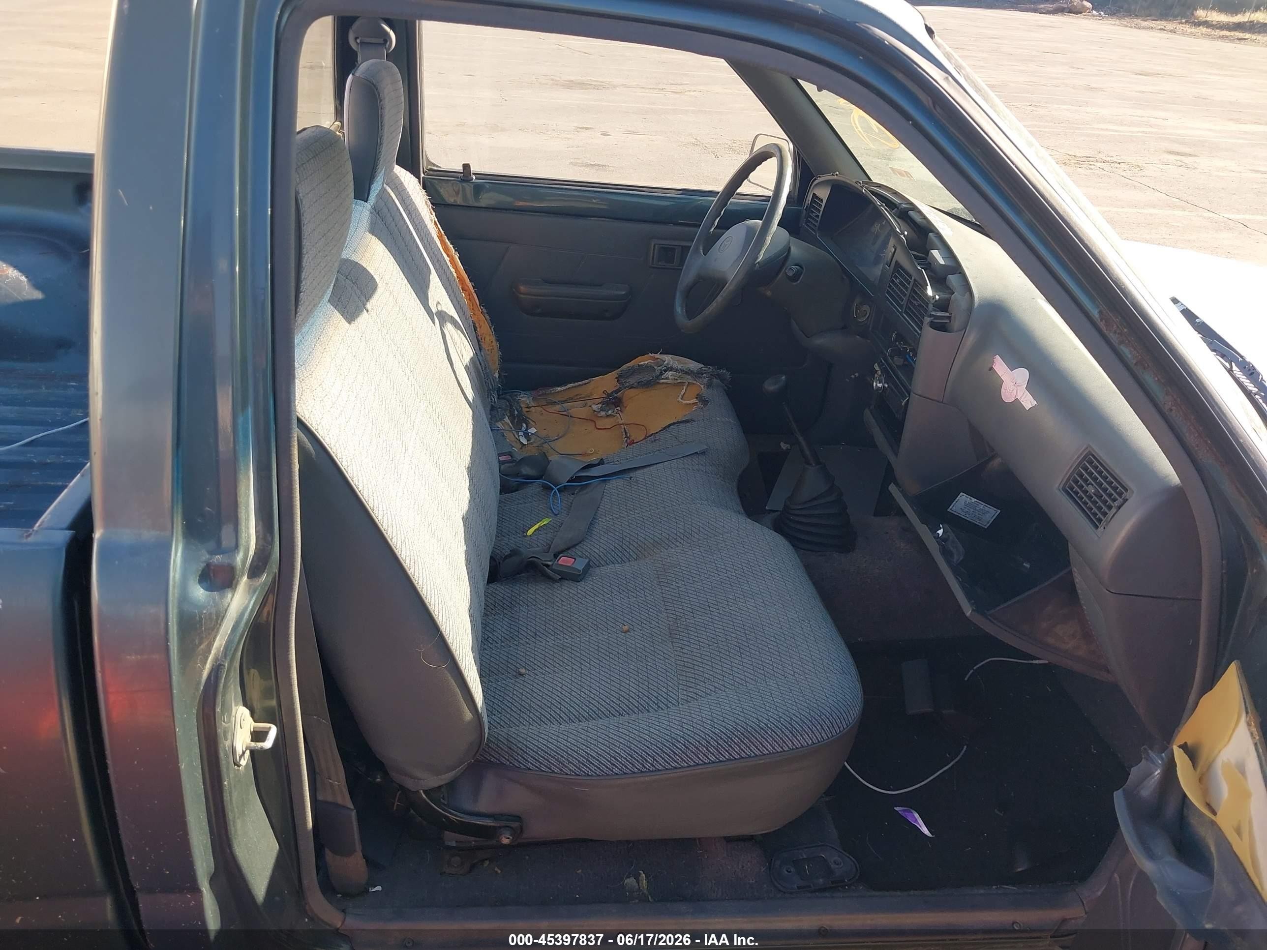 1993 Toyota Pickup VIN 4TARN81A3PZ102831 IAAI salvage auction — Normal Wear, Clear (Utah), sold $1,125 on 2026-07-09 (photo 8)
