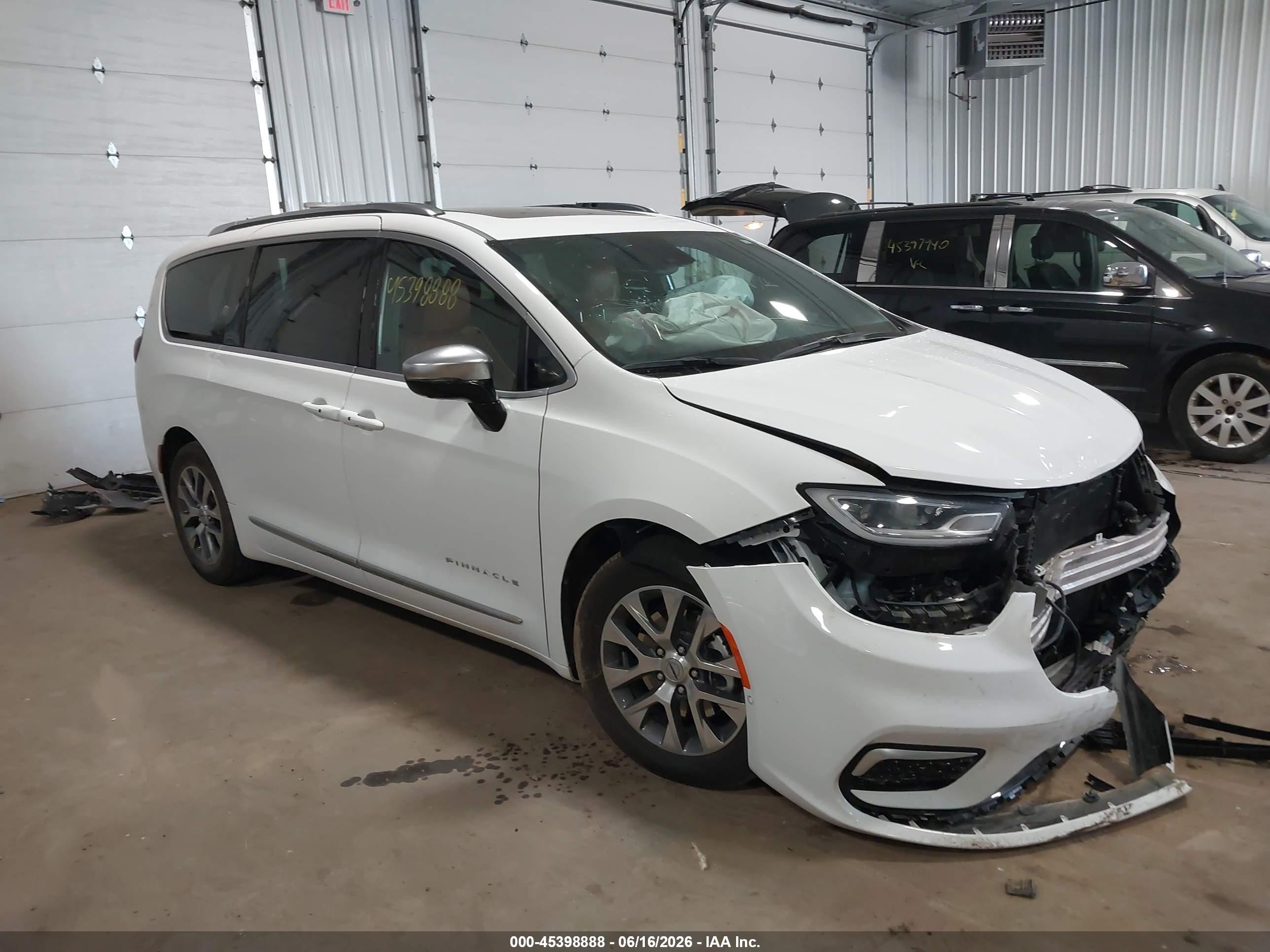 2025 Chrysler Pacifica VIN 2C4RC1N77SR529285 — IAAI salvage auction photo