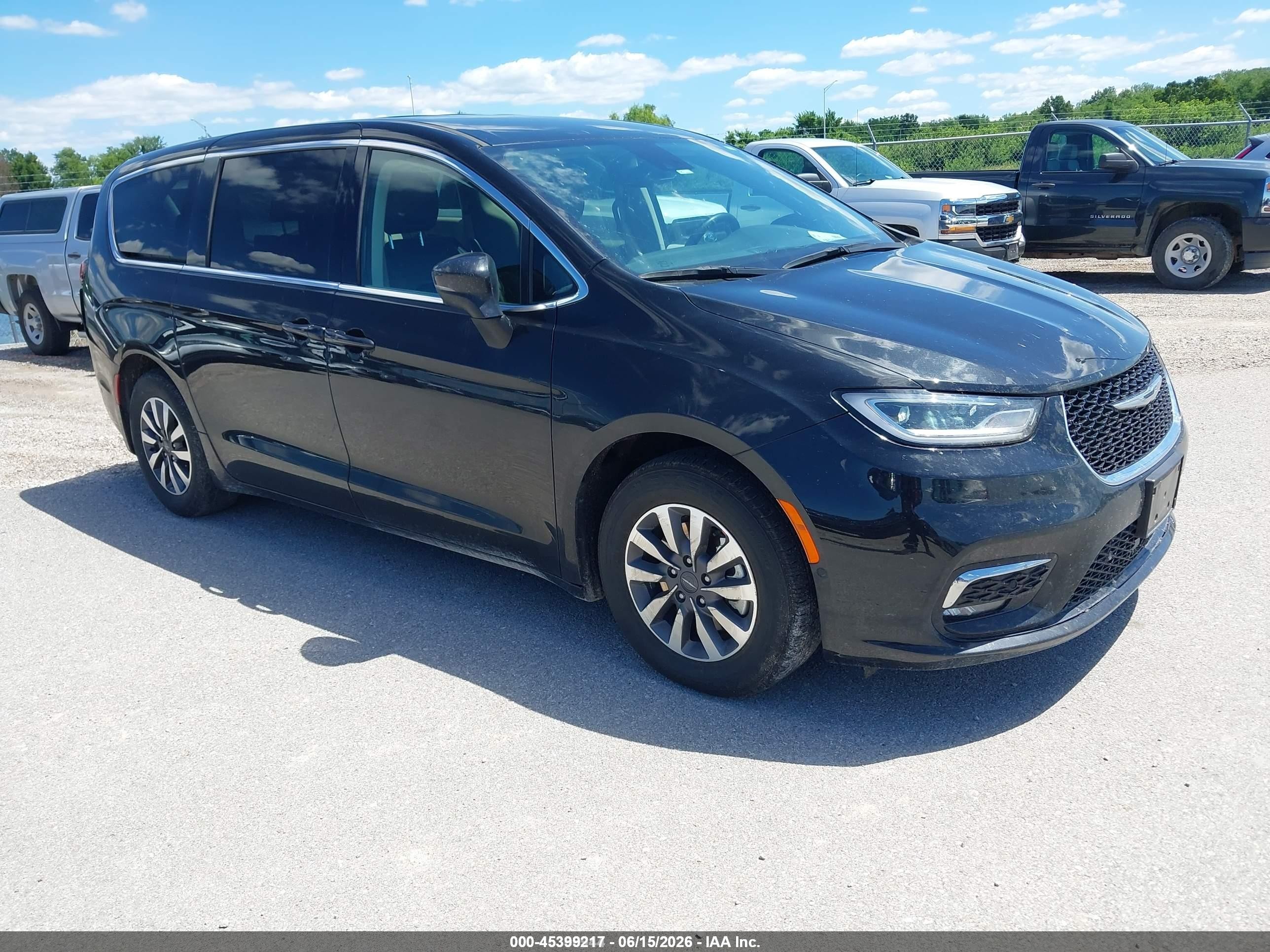 2023 Chrysler Pacifica VIN 2C4RC1L7XPR575669 — IAAI salvage auction photo