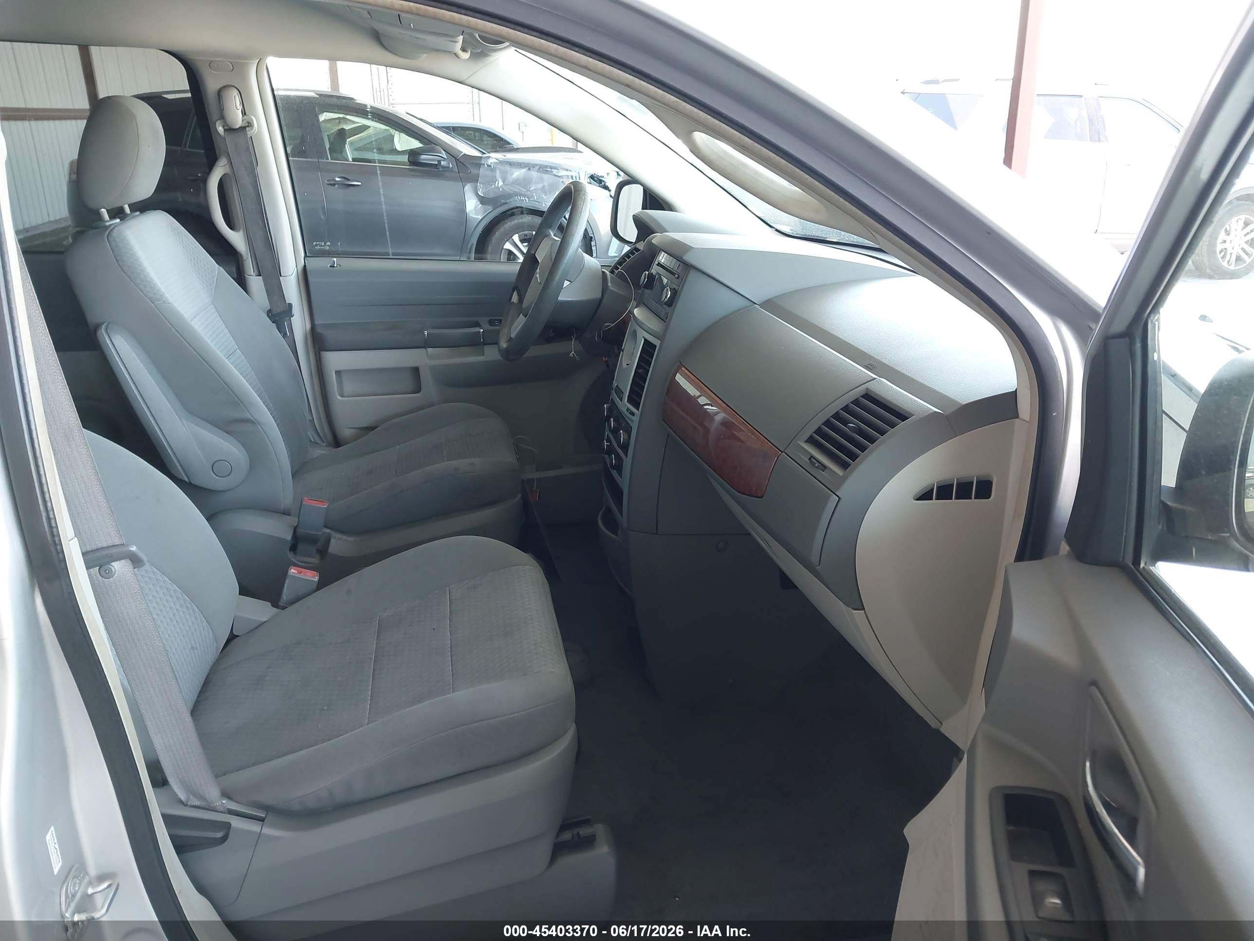 2009 Chrysler Town & Country VIN 2A8HR44E39R514801 IAAI salvage auction — Side, Salvage (California), sold $850 on 2026-07-09 (photo 5)