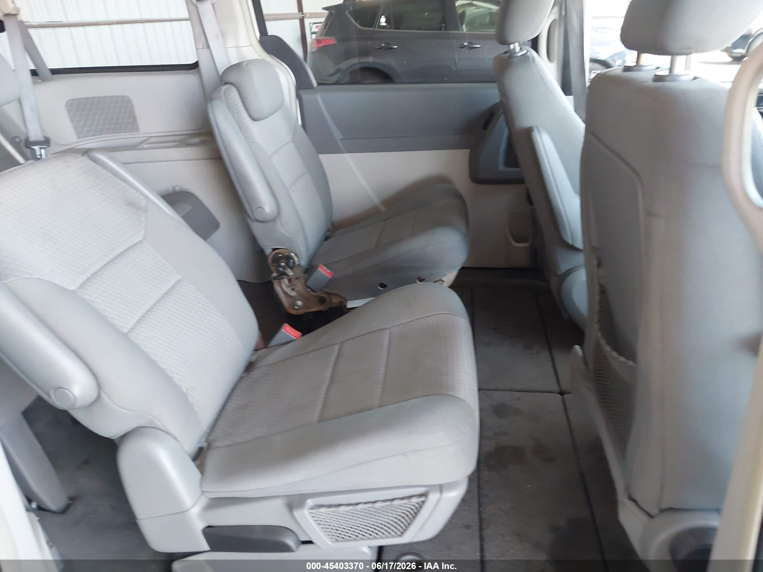 2009 Chrysler Town & Country VIN 2A8HR44E39R514801 IAAI salvage auction — Side, Salvage (California), sold $850 on 2026-07-09 (photo 8)