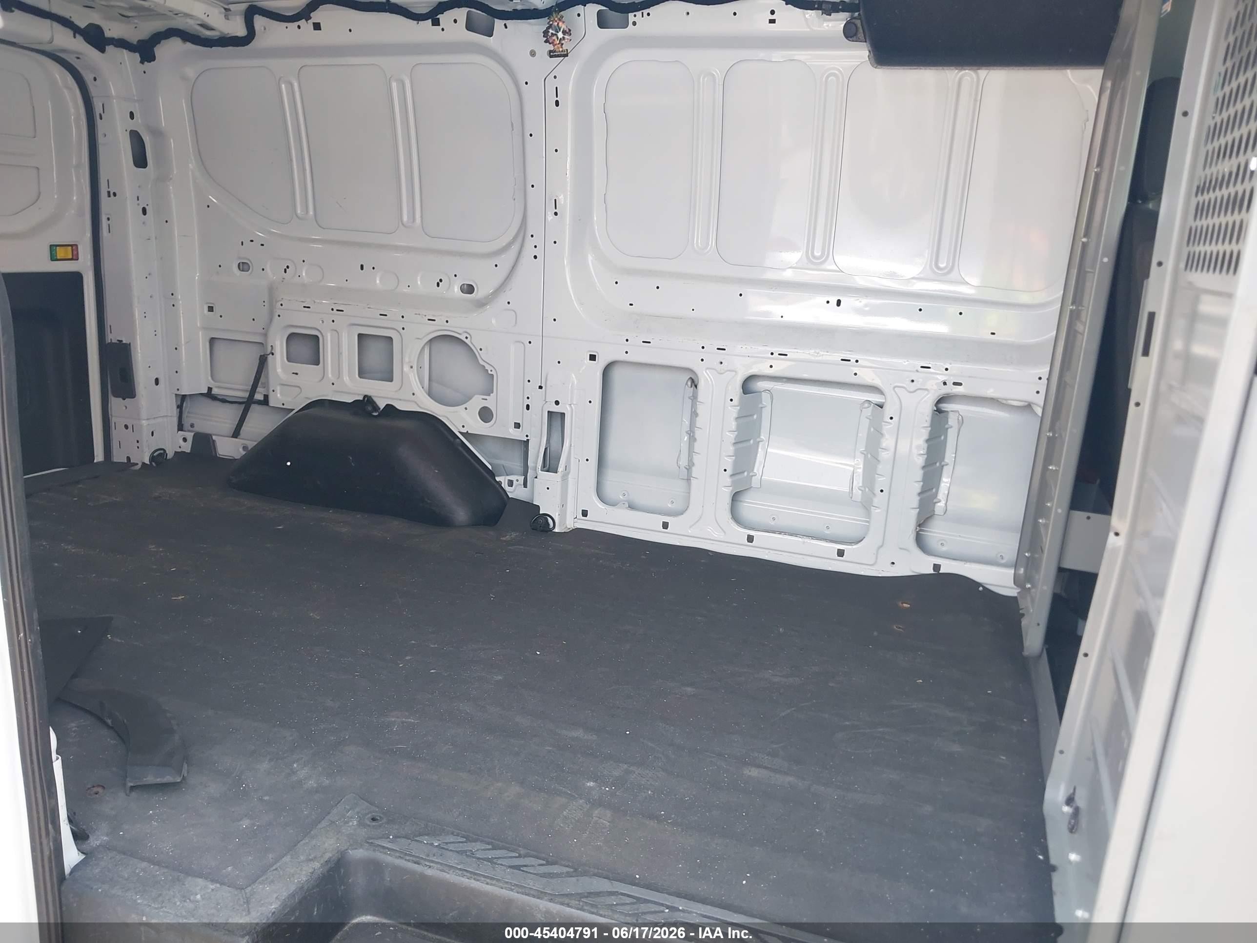 2020 Ford Transit-150 VIN 1FTYE1Y80LKA19404 IAAI salvage auction — Front End, Rebuildable (Florida), sold $5,200 on 2026-09-24 (photo 8)
