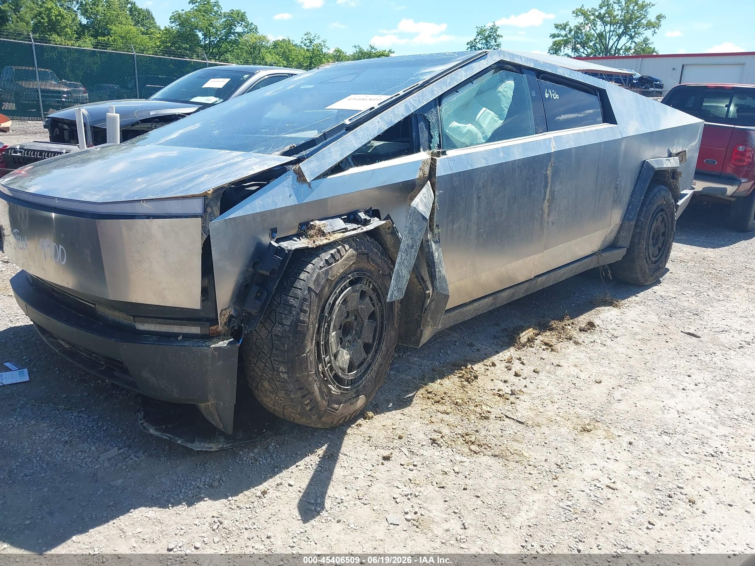 2025 Tesla Cybertruck VIN 7G2CEHED0SA059900 IAAI salvage auction — Rollover, Salvage (Kentucky), sold $11,700 on 2026-08-24 (photo 2)