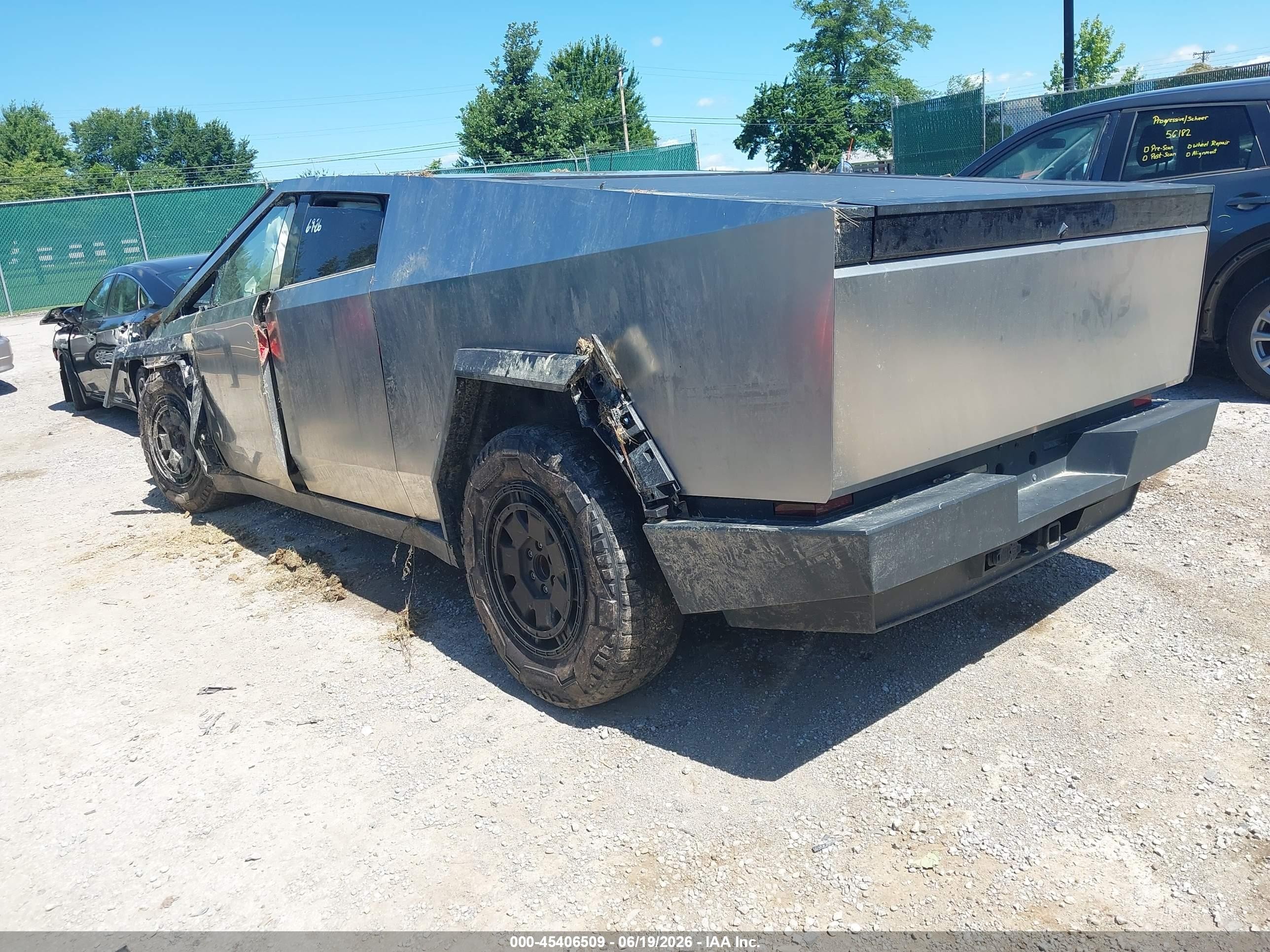 2025 Tesla Cybertruck VIN 7G2CEHED0SA059900 IAAI salvage auction — Rollover, Salvage (Kentucky), sold $11,700 on 2026-08-24 (photo 3)