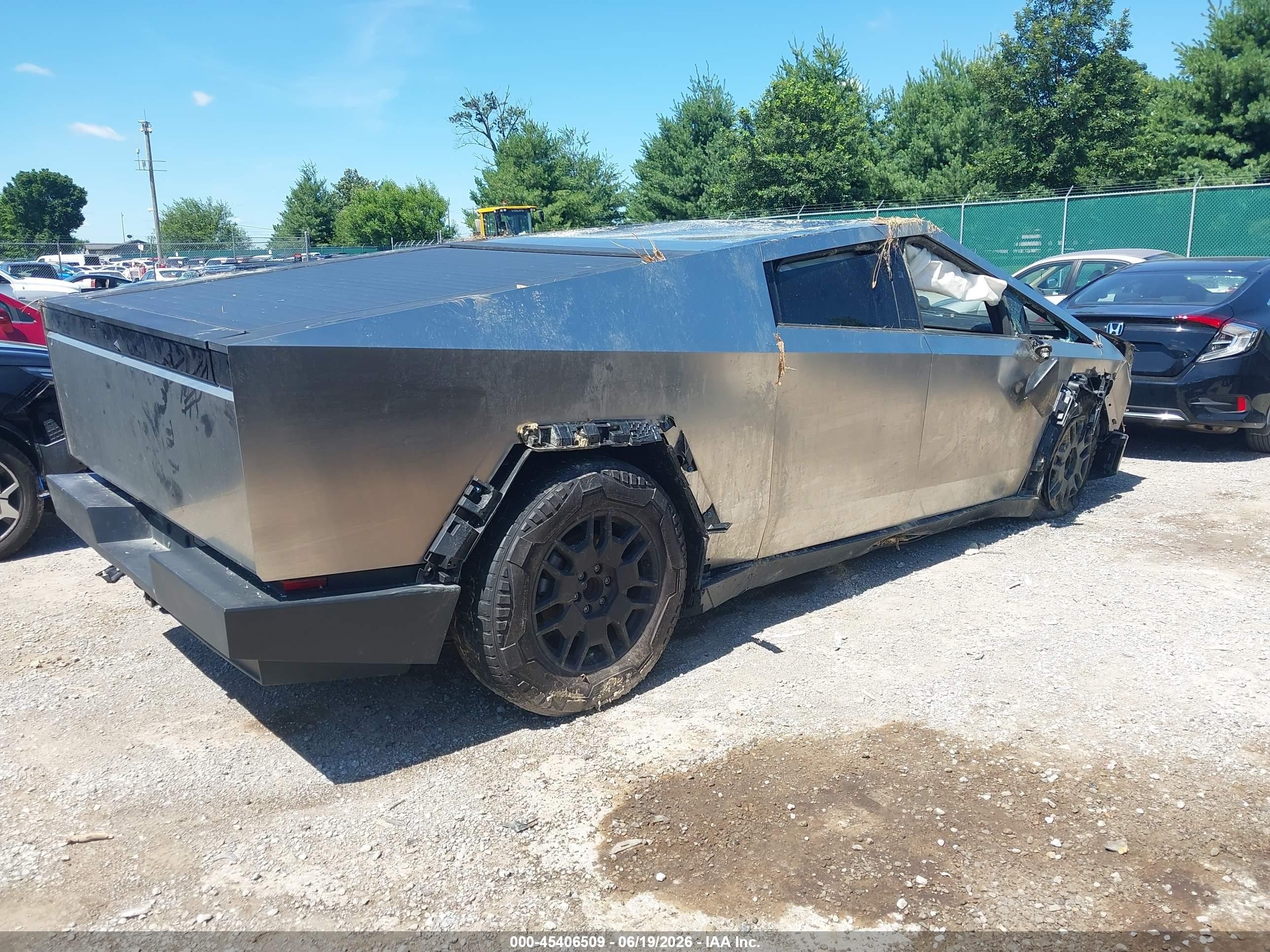 2025 Tesla Cybertruck VIN 7G2CEHED0SA059900 IAAI salvage auction — Rollover, Salvage (Kentucky), sold $11,700 on 2026-08-24 (photo 4)