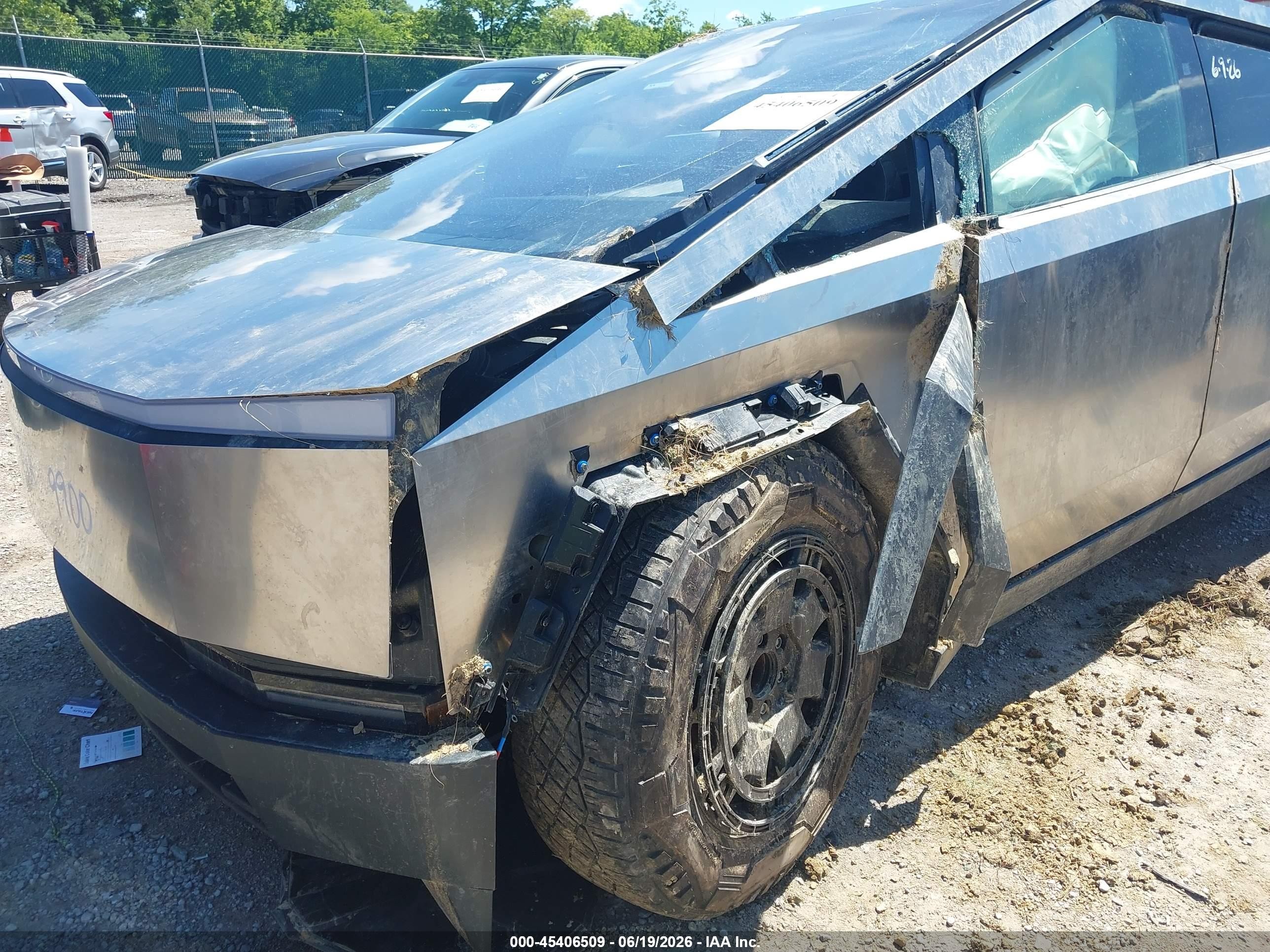 2025 Tesla Cybertruck VIN 7G2CEHED0SA059900 IAAI salvage auction — Rollover, Salvage (Kentucky), sold $11,700 on 2026-08-24 (photo 6)