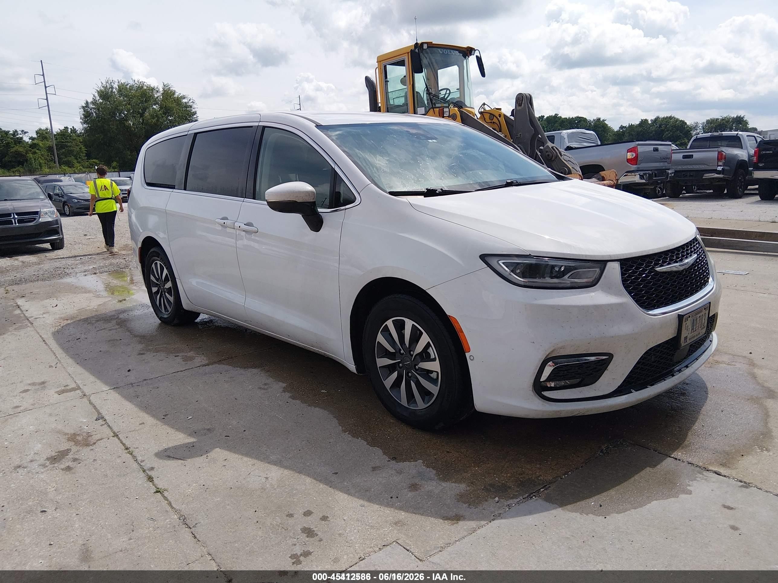 2023 Chrysler Pacifica VIN 2C4RC1L78PR575668 — IAAI salvage auction photo