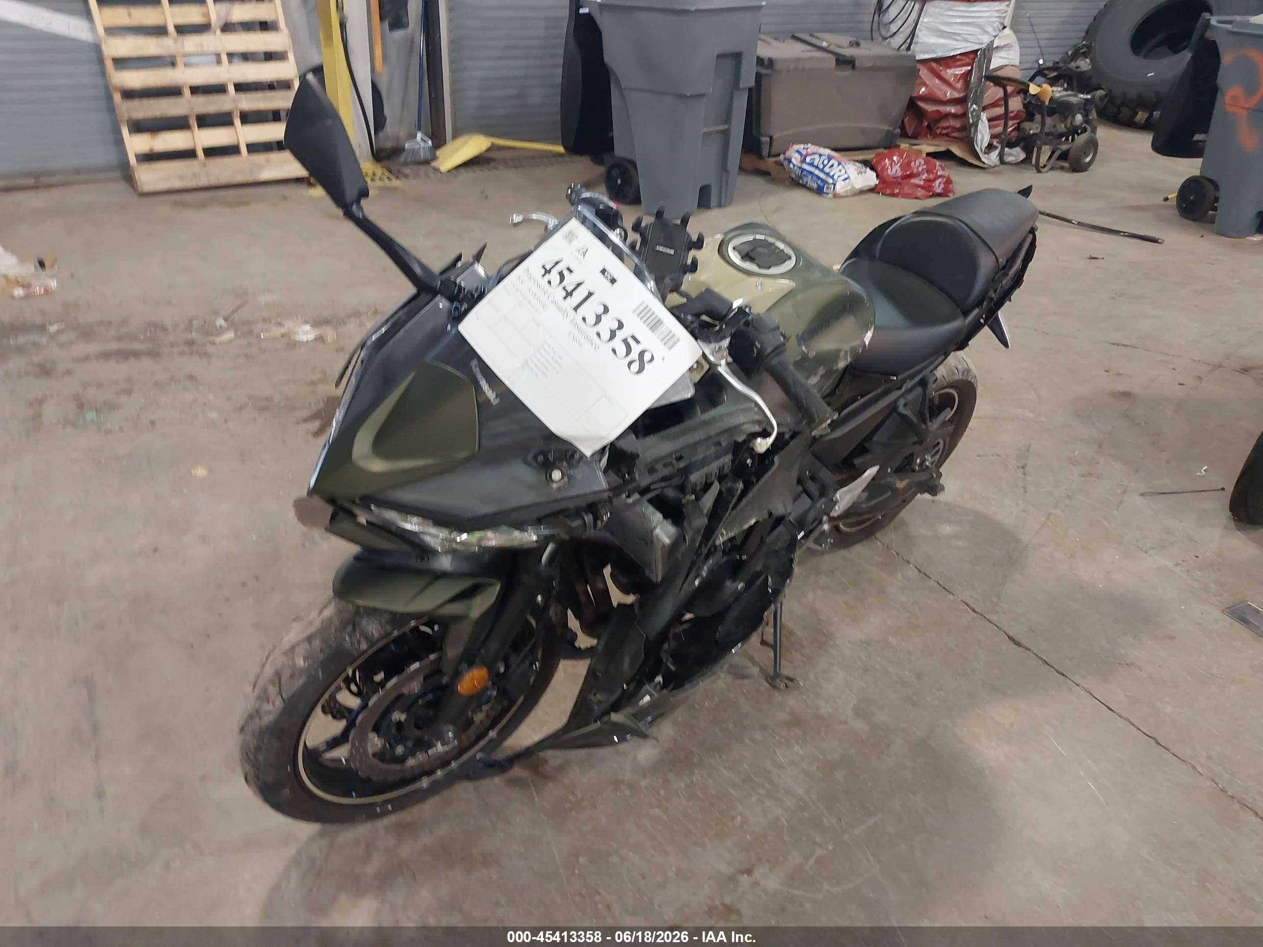 2024 Kawasaki Ninja VIN ML5EXER17RDAC4112 IAAI salvage auction — Side, Salvage (Indiana), sold $700 on 2026-09-09 (photo 2)