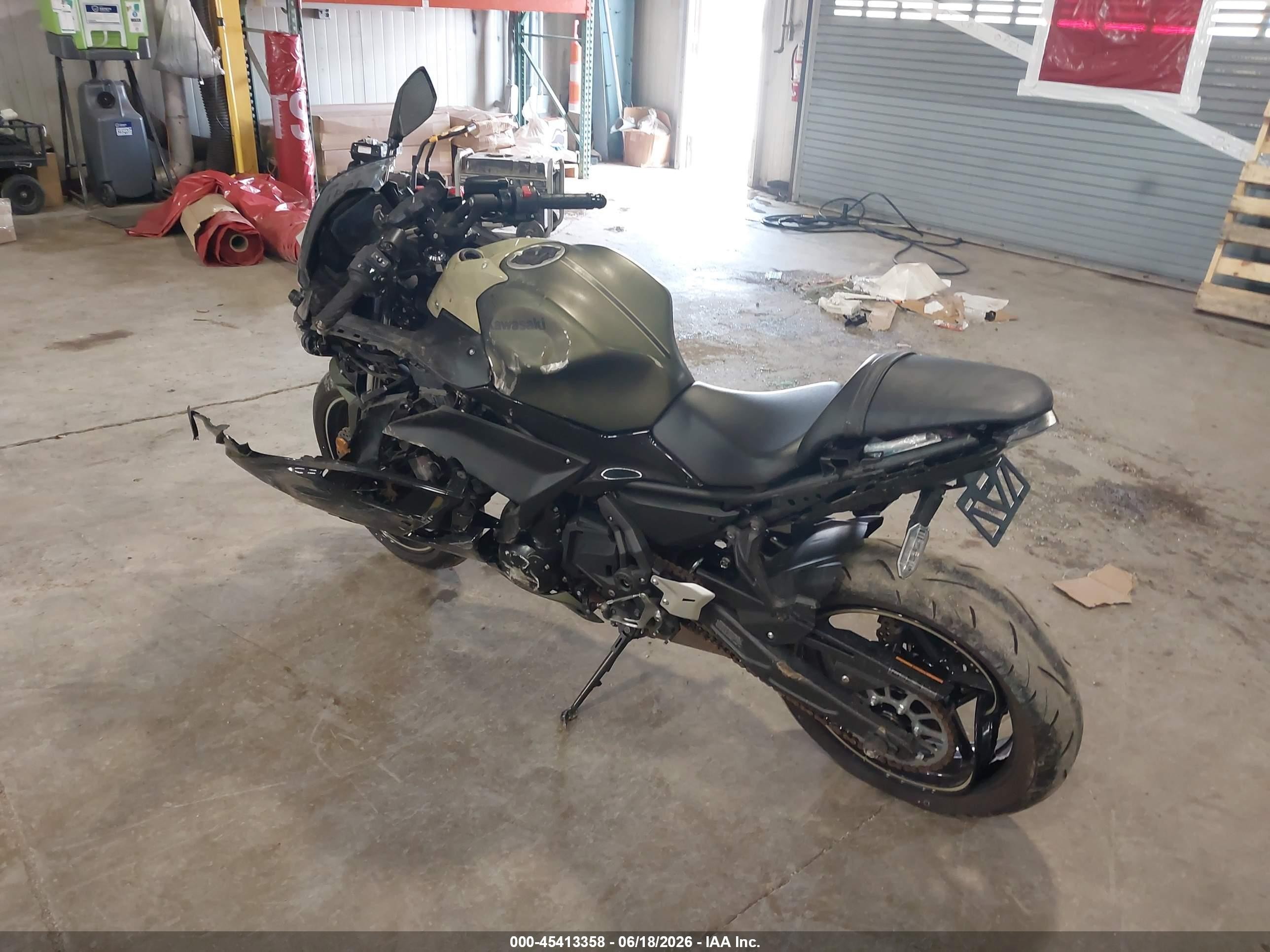 2024 Kawasaki Ninja VIN ML5EXER17RDAC4112 IAAI salvage auction — Side, Salvage (Indiana), sold $700 on 2026-09-09 (photo 3)