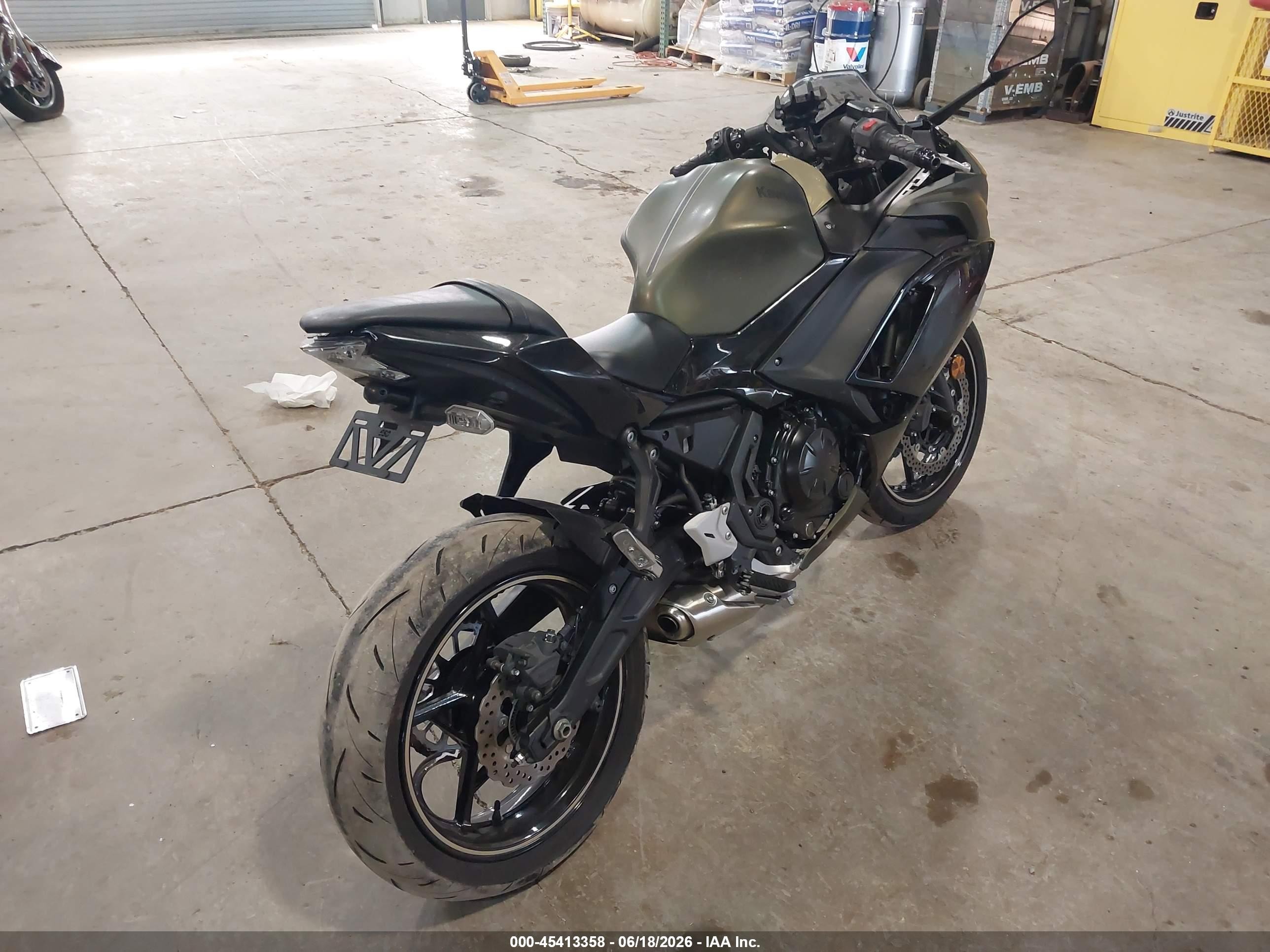 2024 Kawasaki Ninja VIN ML5EXER17RDAC4112 IAAI salvage auction — Side, Salvage (Indiana), sold $700 on 2026-09-09 (photo 4)