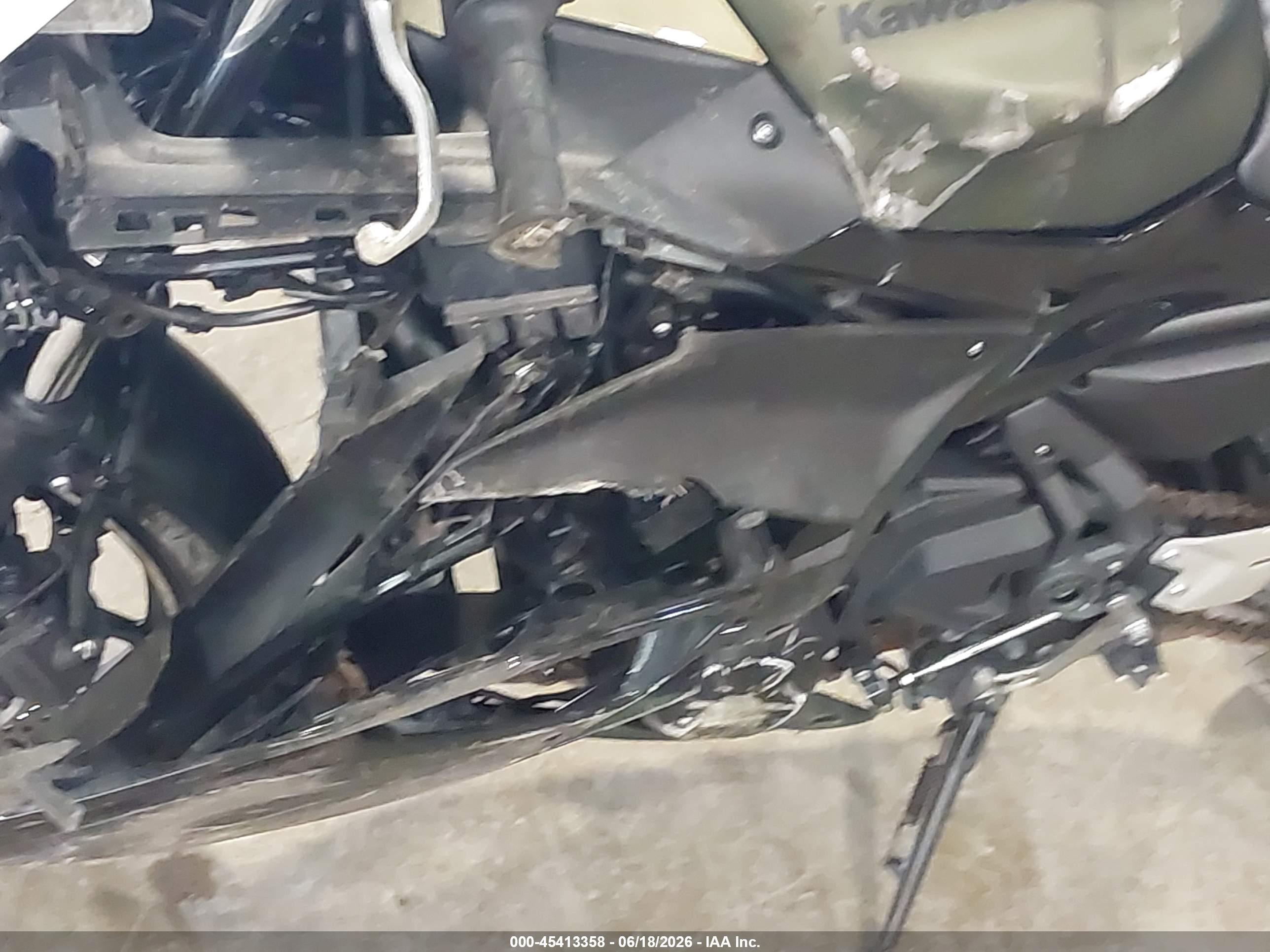 2024 Kawasaki Ninja VIN ML5EXER17RDAC4112 IAAI salvage auction — Side, Salvage (Indiana), sold $700 on 2026-09-09 (photo 9)