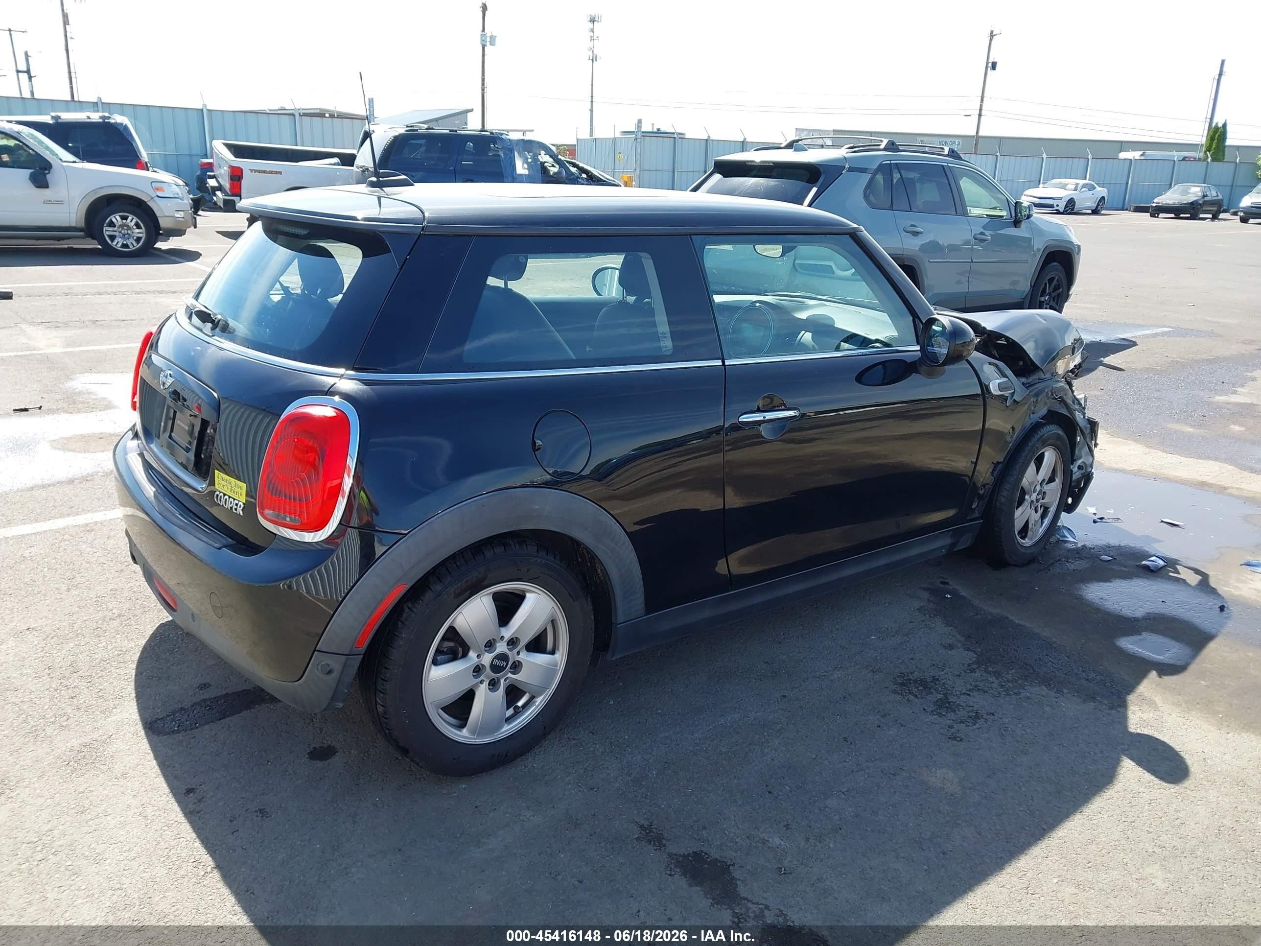 2017 Mini Cooper VIN WMWXP5C38H2D16873 IAAI salvage auction — Unknown, Salvage (Oregon), sold $925 on 2026-09-11 (photo 4)