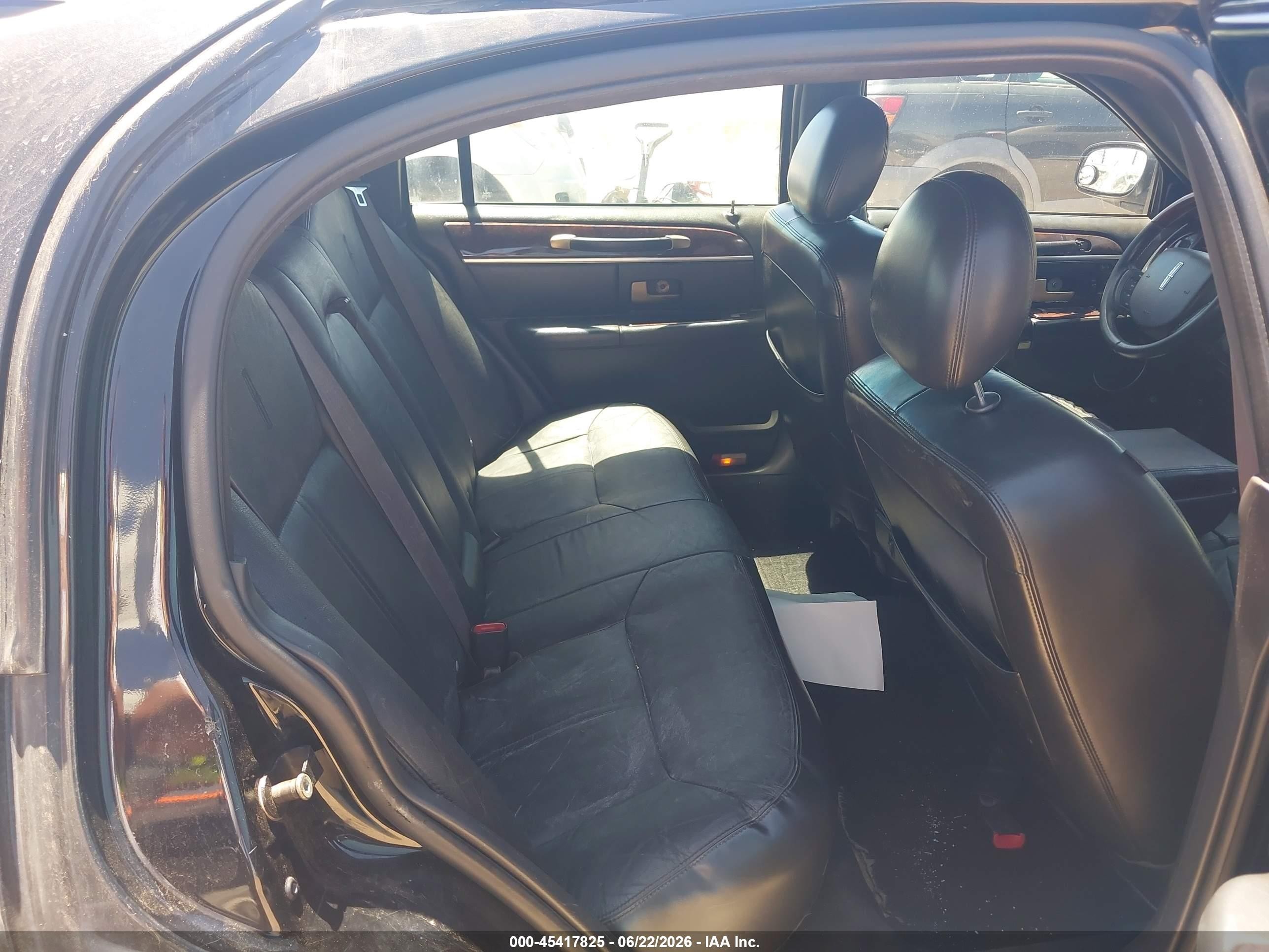 2009 Lincoln Town Car VIN 2LNHM82V29X623600 IAAI salvage auction — Normal Wear, Clear-Dealer Only (Arizona), sold $425 on 2026-07-09 (photo 8)
