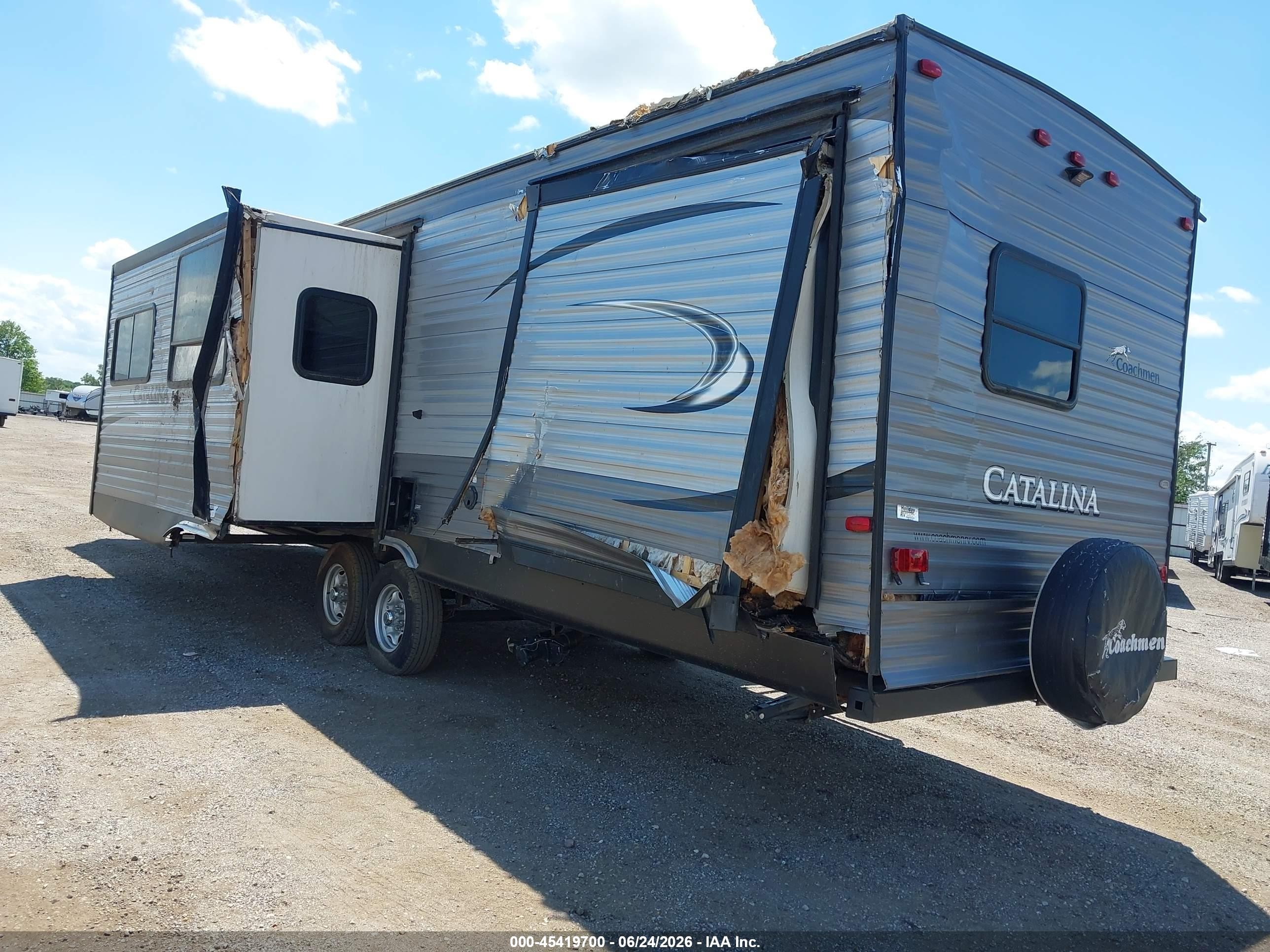 2018 Coachmen Catalina VIN 5ZT2CAZB0JT011086 IAAI salvage auction — Storm Damage, Regular Certificate (Iowa), sold $125 on 2026-09-09 (photo 3)