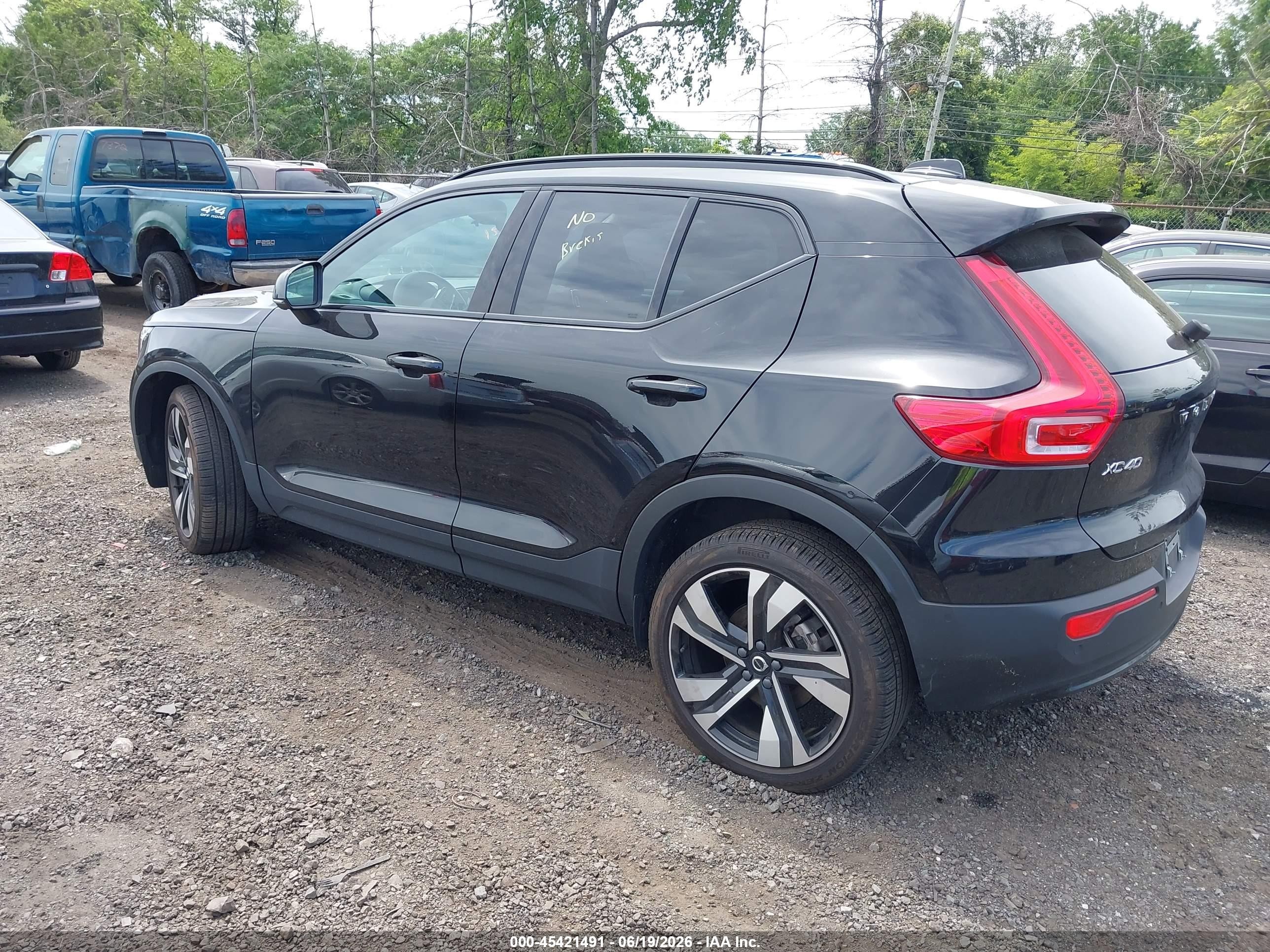 2025 Volvo Xc40 VIN YV4L12UC7S2477426 IAAI salvage auction — Unknown, Salvage (New Jersey), sold $17,100 on 2026-09-30 (photo 3)