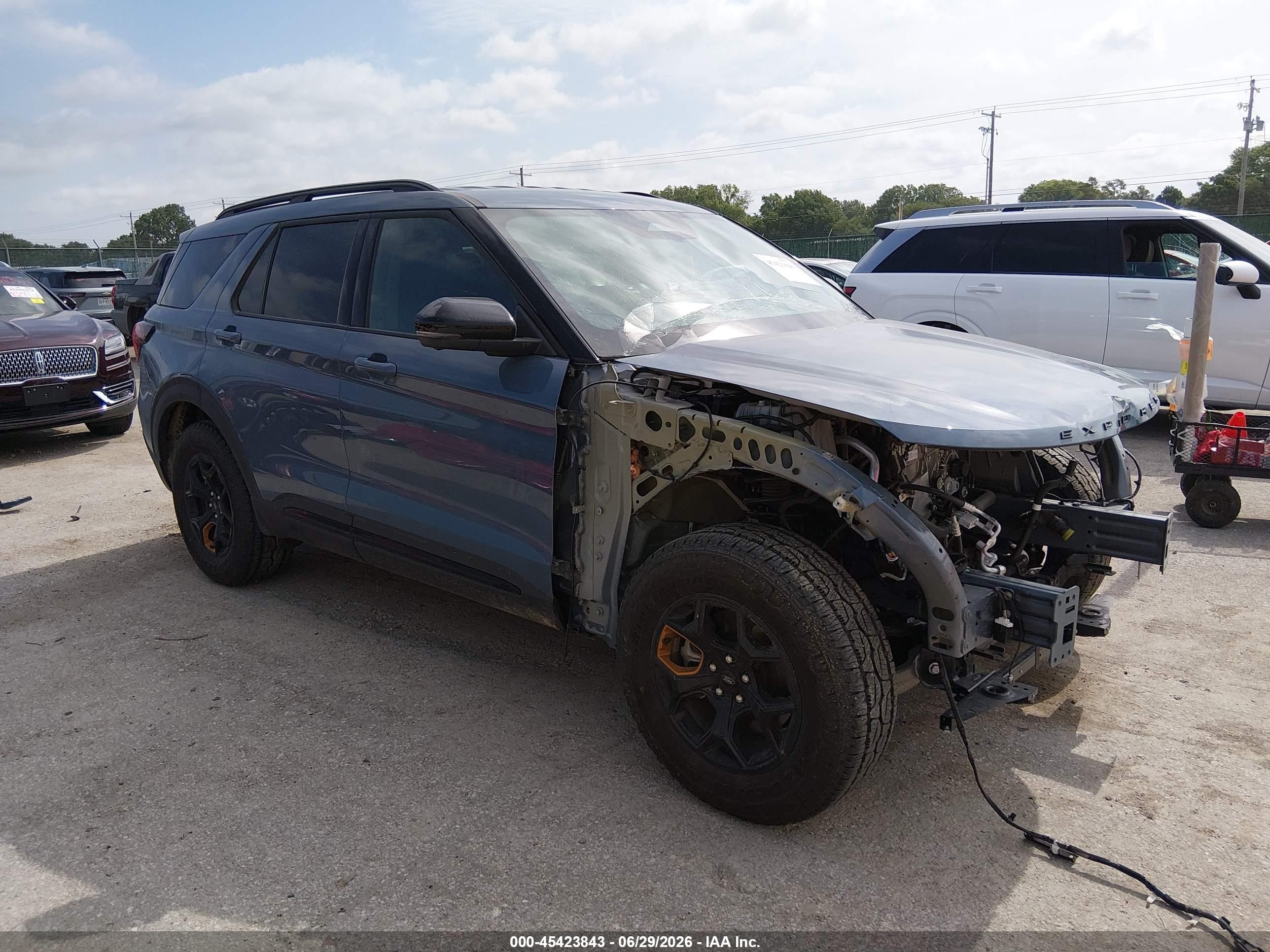 2026 Ford Explorer VIN 1FMUK8JH9TGA87032 — IAAI salvage auction photo
