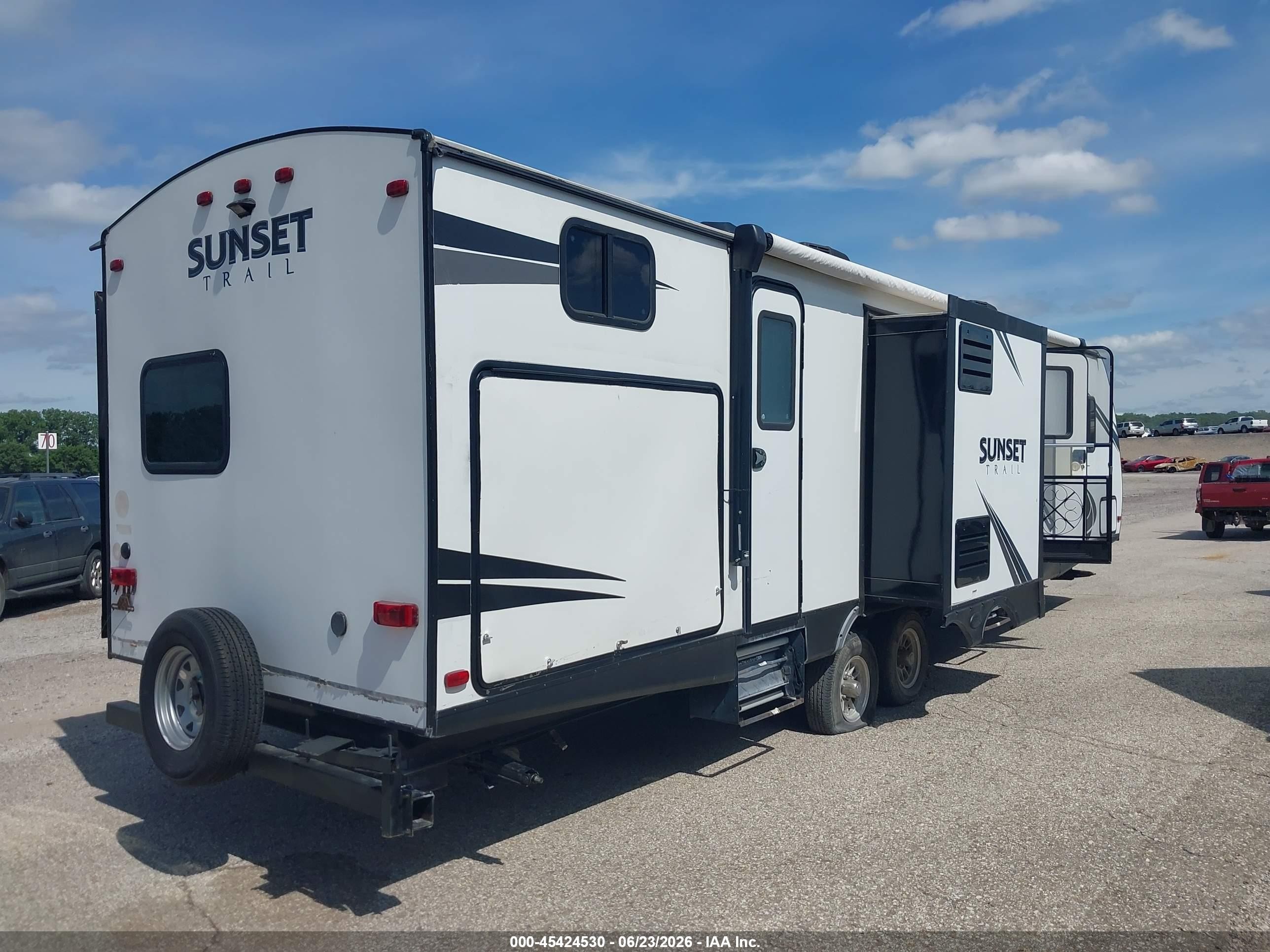 2019 Crossroads 331bh 3 sl VIN 4YDT3312XK5350602 IAAI salvage auction — Hail, Salvage (Missouri), sold $3,550 on 2026-09-02 (photo 4)