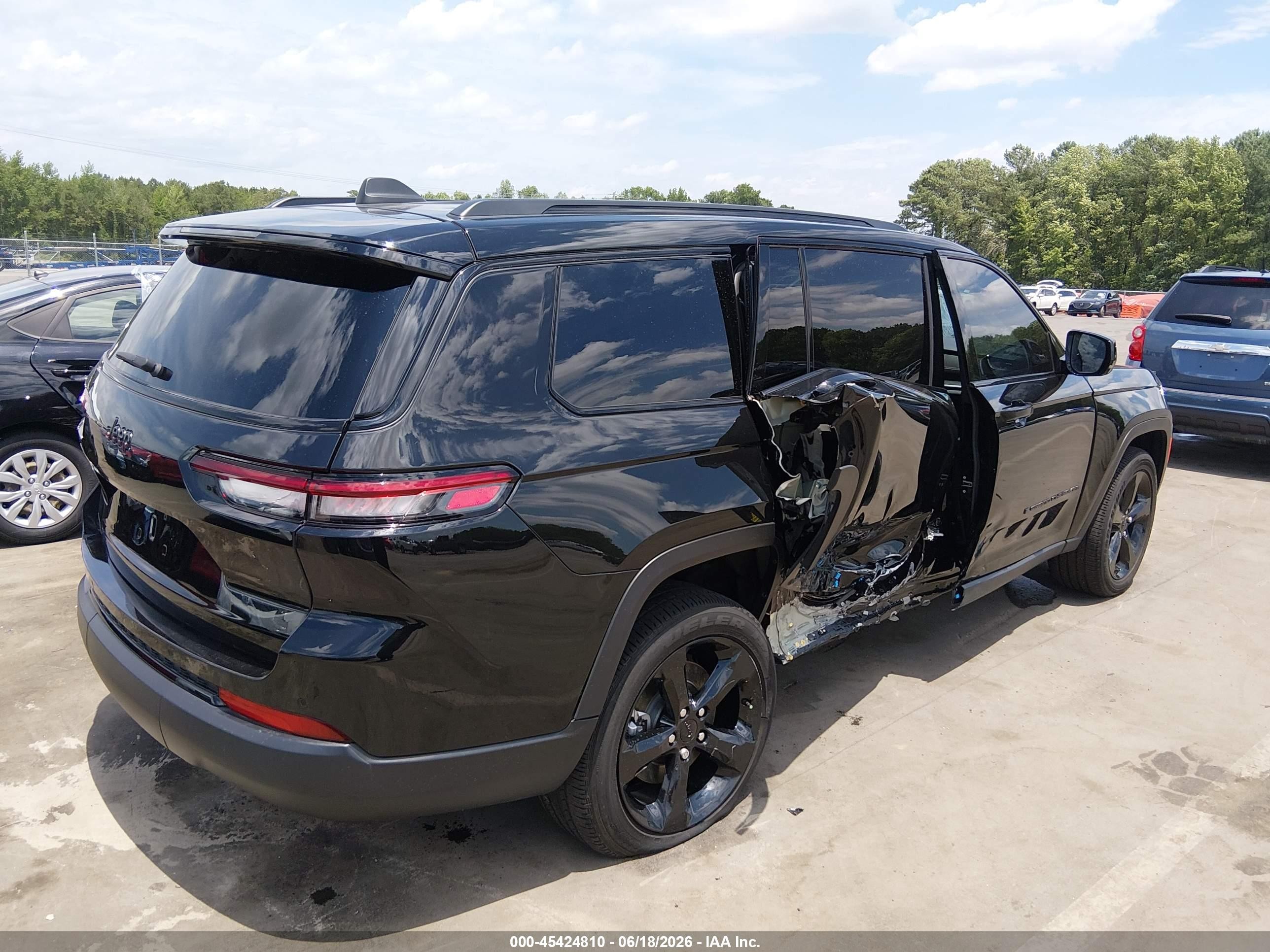 2024 Jeep Grand cherokee VIN 1C4RJJAG6R8599913 IAAI salvage auction — Side, Salvage (North Carolina), sold $10,600 on 2026-09-11 (photo 4)