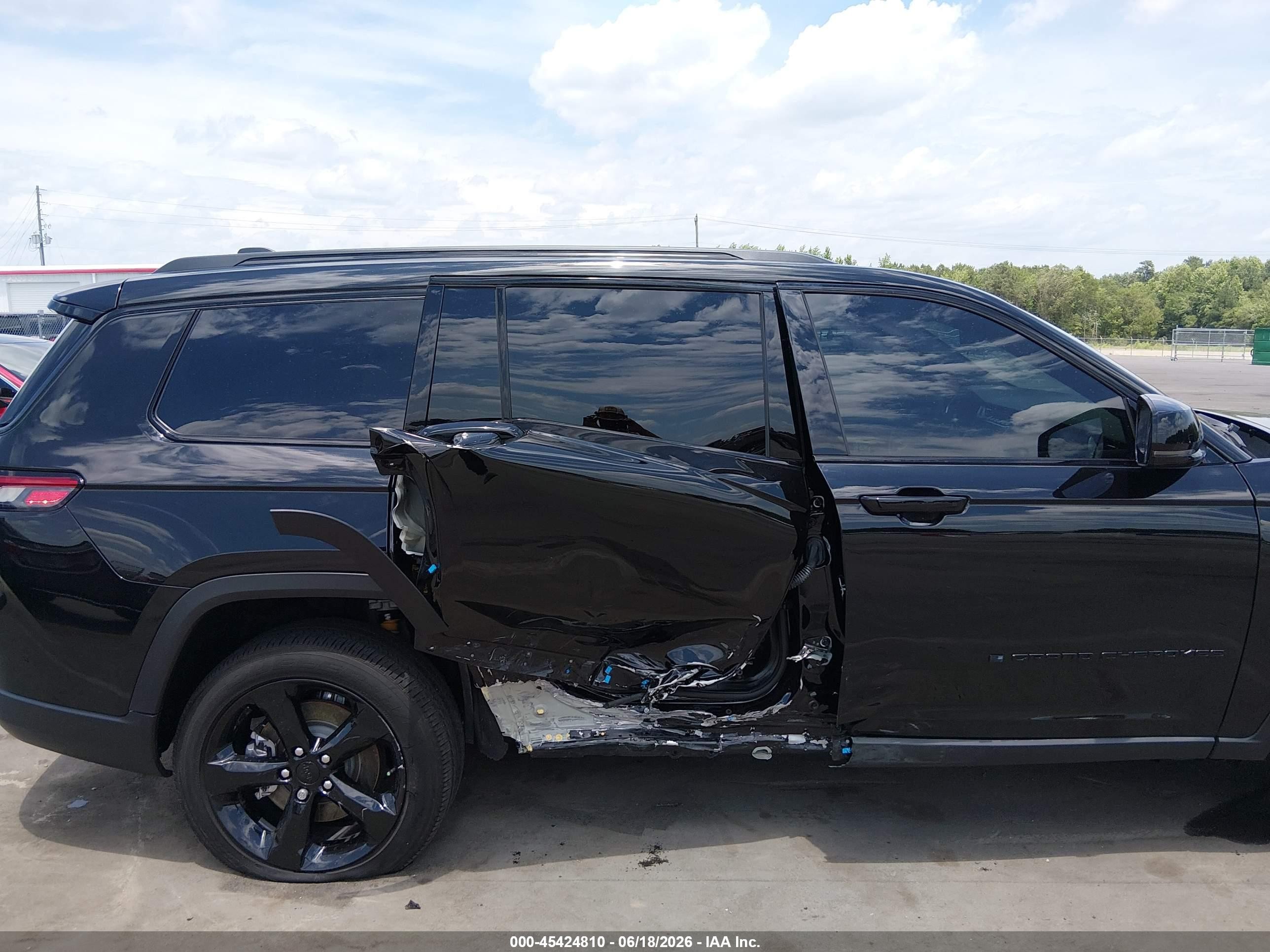 2024 Jeep Grand cherokee VIN 1C4RJJAG6R8599913 IAAI salvage auction — Side, Salvage (North Carolina), sold $10,600 on 2026-09-11 (photo 6)
