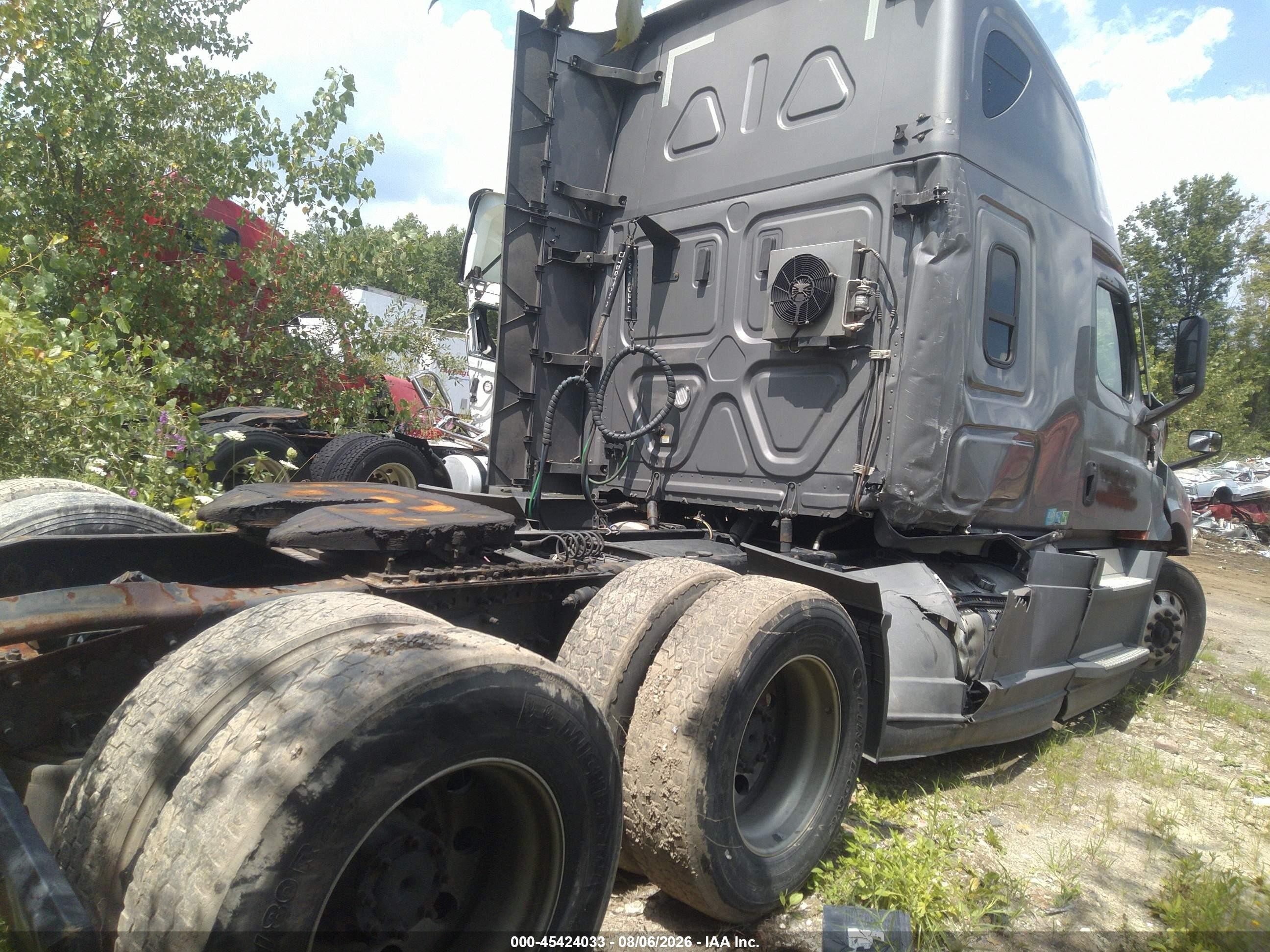 2021 Freightliner New cascadia 126 VIN 3AKJHHDR4MSMH4079 IAAI salvage auction — All Over, Salvage (Ohio), sold $7,600 on 2026-09-02 (photo 3)