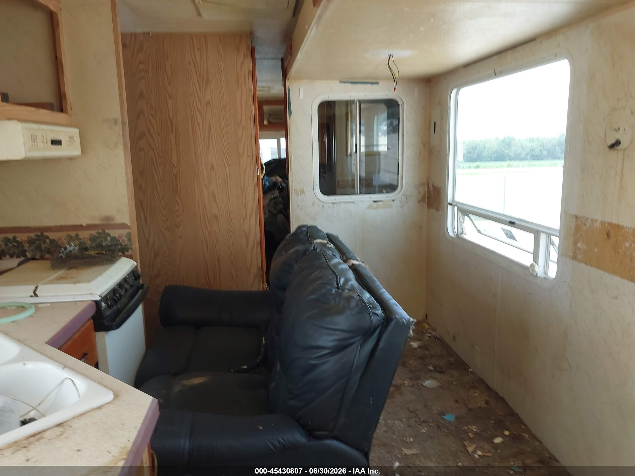 2001 Holiday Rambler Other VIN 1KB131G291E124562 IAAI salvage auction — Water/Flood, Salvage (Indiana), sold $325 on 2026-09-17 (photo 5)