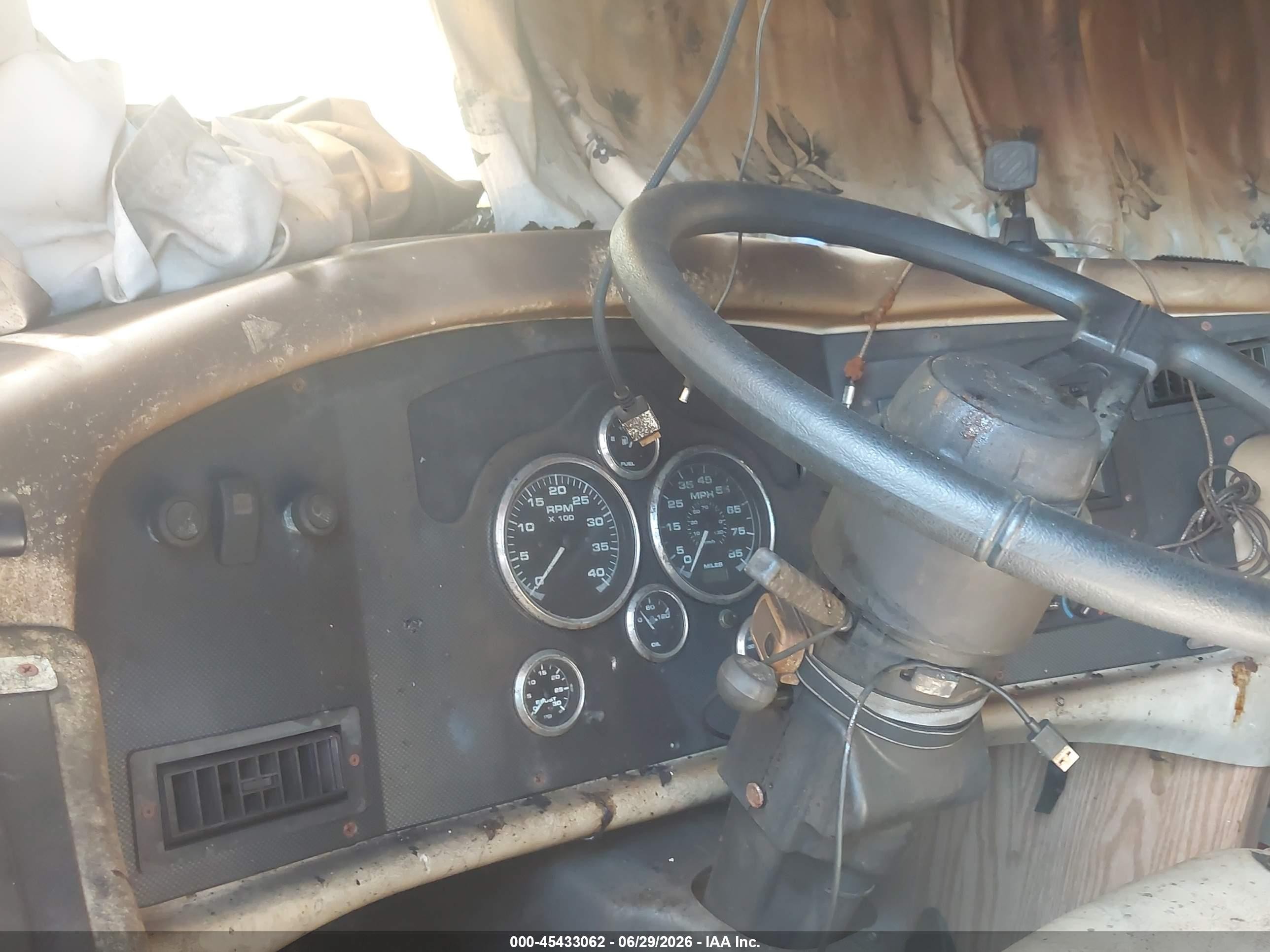 2002 Roadmaster rail Executive VIN 1RF12021521015989 IAAI salvage auction — Burn, Salvage (Georgia), sold $200 on 2026-10-03 (photo 7)
