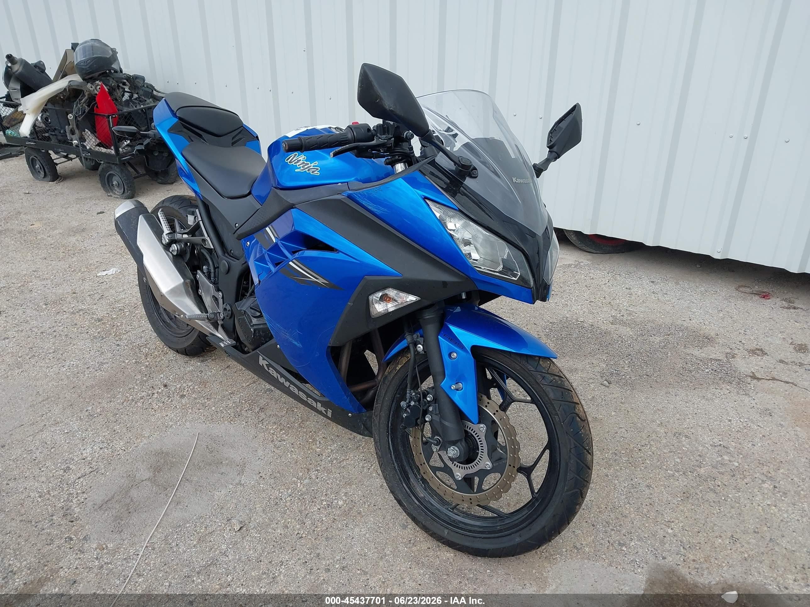 2017 Kawasaki Ninja VIN JKAEX8B18HDA33819 IAAI salvage auction — Side, Original (Texas), sold $650 on 2026-09-09 (photo 1)