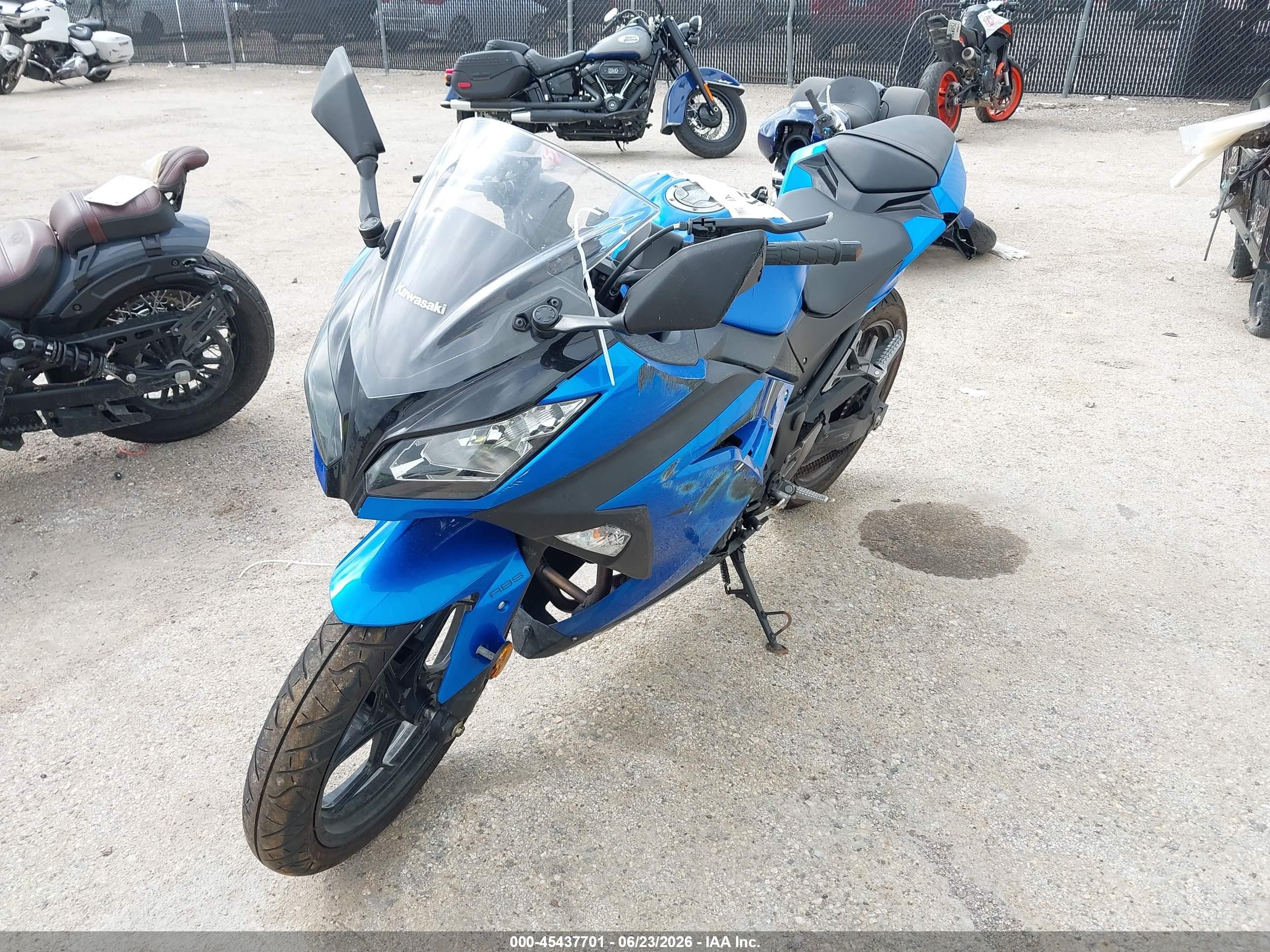 2017 Kawasaki Ninja VIN JKAEX8B18HDA33819 IAAI salvage auction — Side, Original (Texas), sold $650 on 2026-09-09 (photo 2)