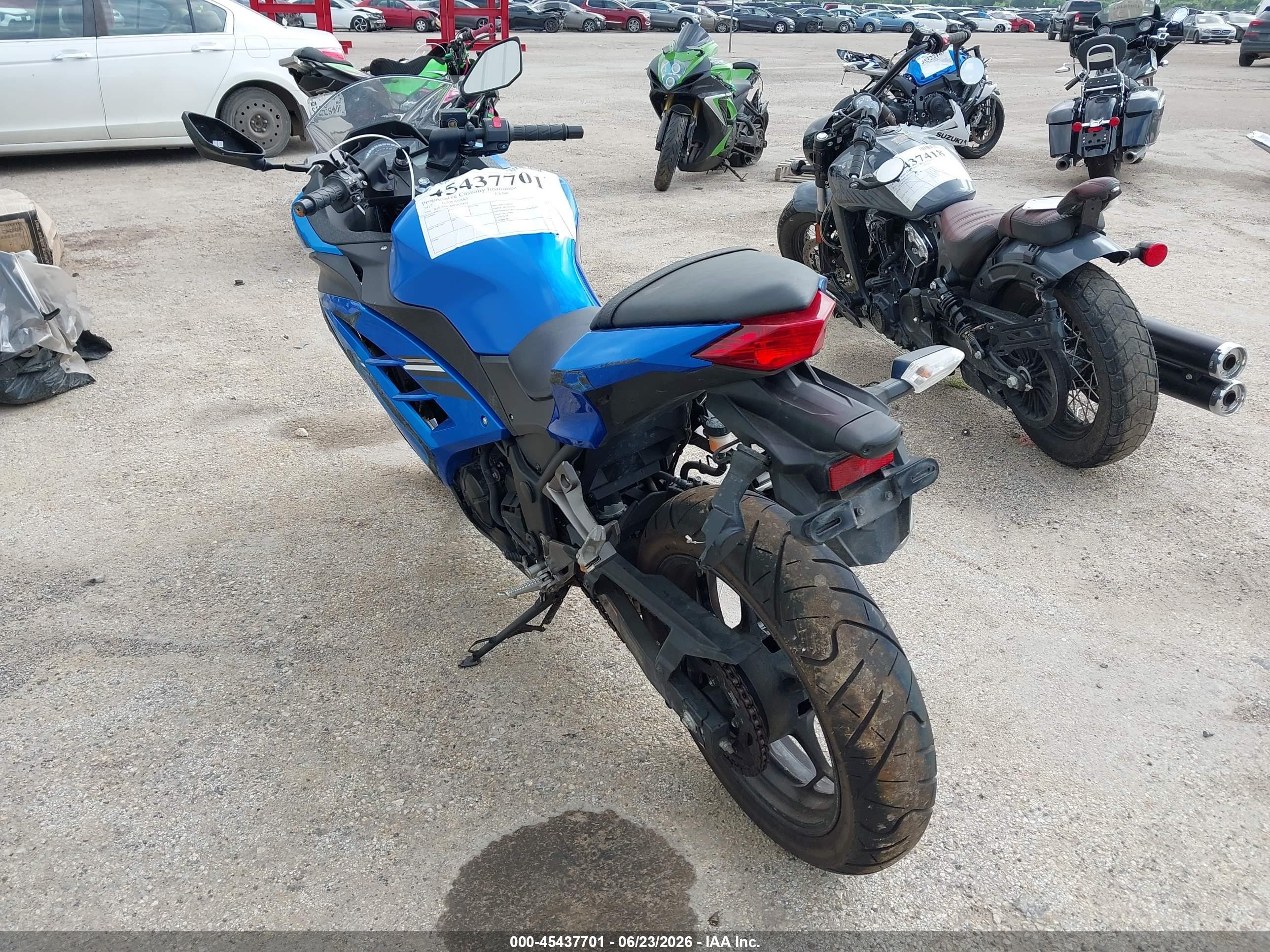 2017 Kawasaki Ninja VIN JKAEX8B18HDA33819 IAAI salvage auction — Side, Original (Texas), sold $650 on 2026-09-09 (photo 3)