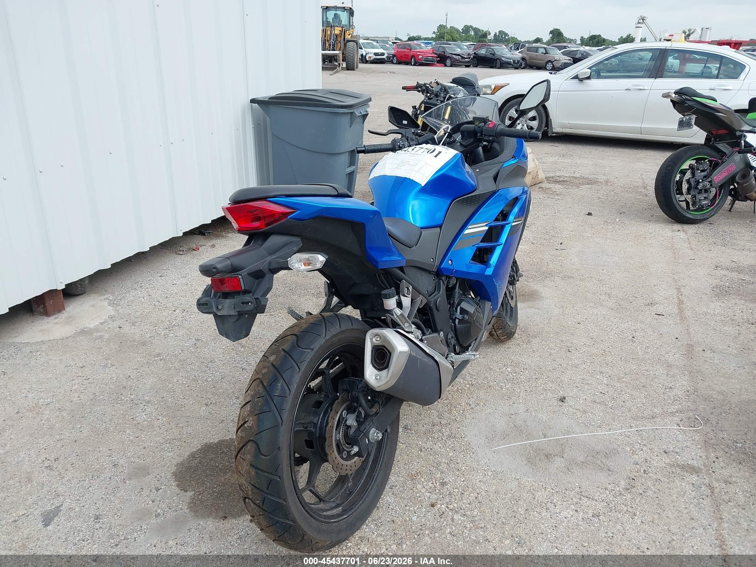 2017 Kawasaki Ninja VIN JKAEX8B18HDA33819 IAAI salvage auction — Side, Original (Texas), sold $650 on 2026-09-09 (photo 4)