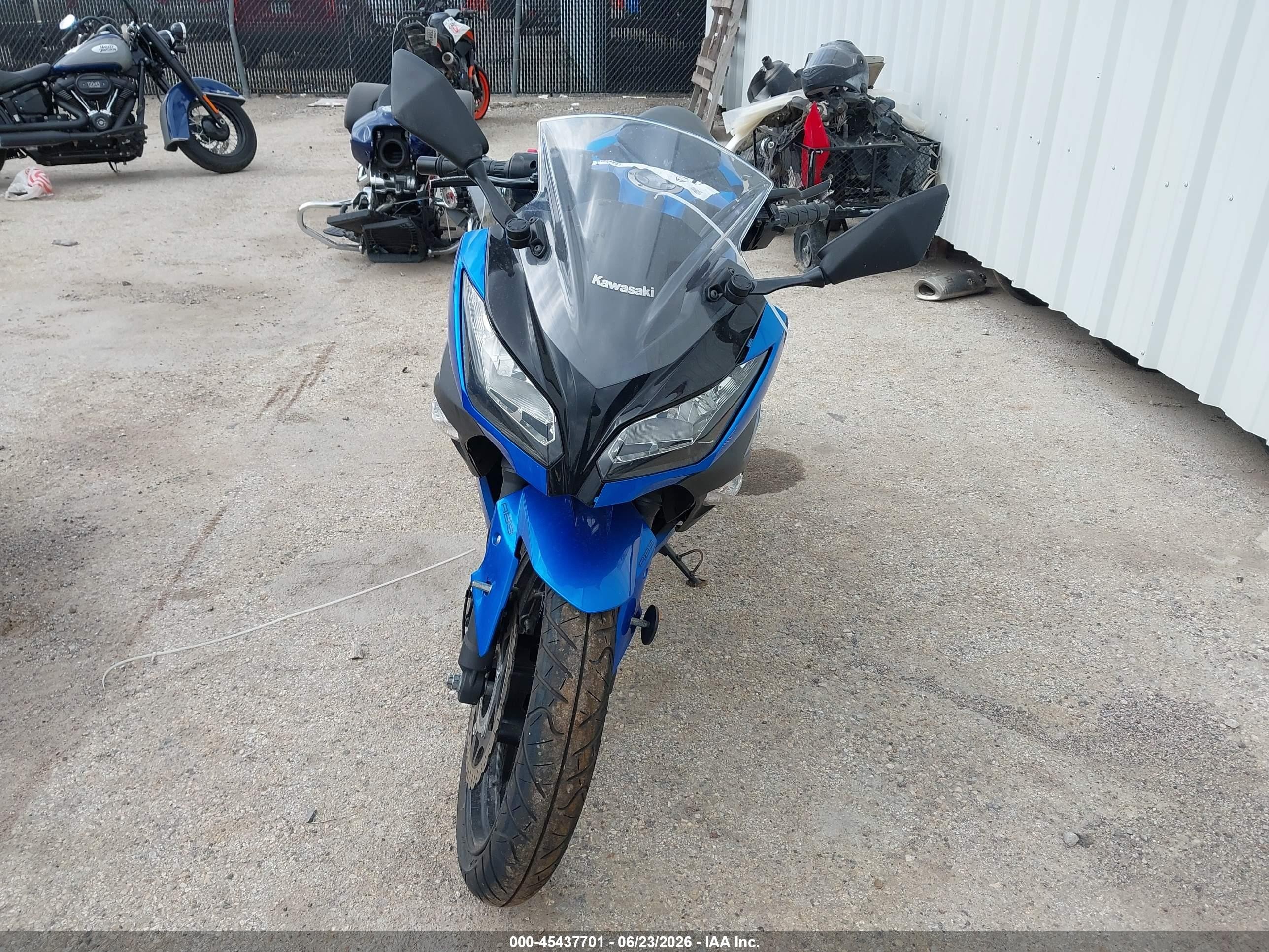 2017 Kawasaki Ninja VIN JKAEX8B18HDA33819 IAAI salvage auction — Side, Original (Texas), sold $650 on 2026-09-09 (photo 5)