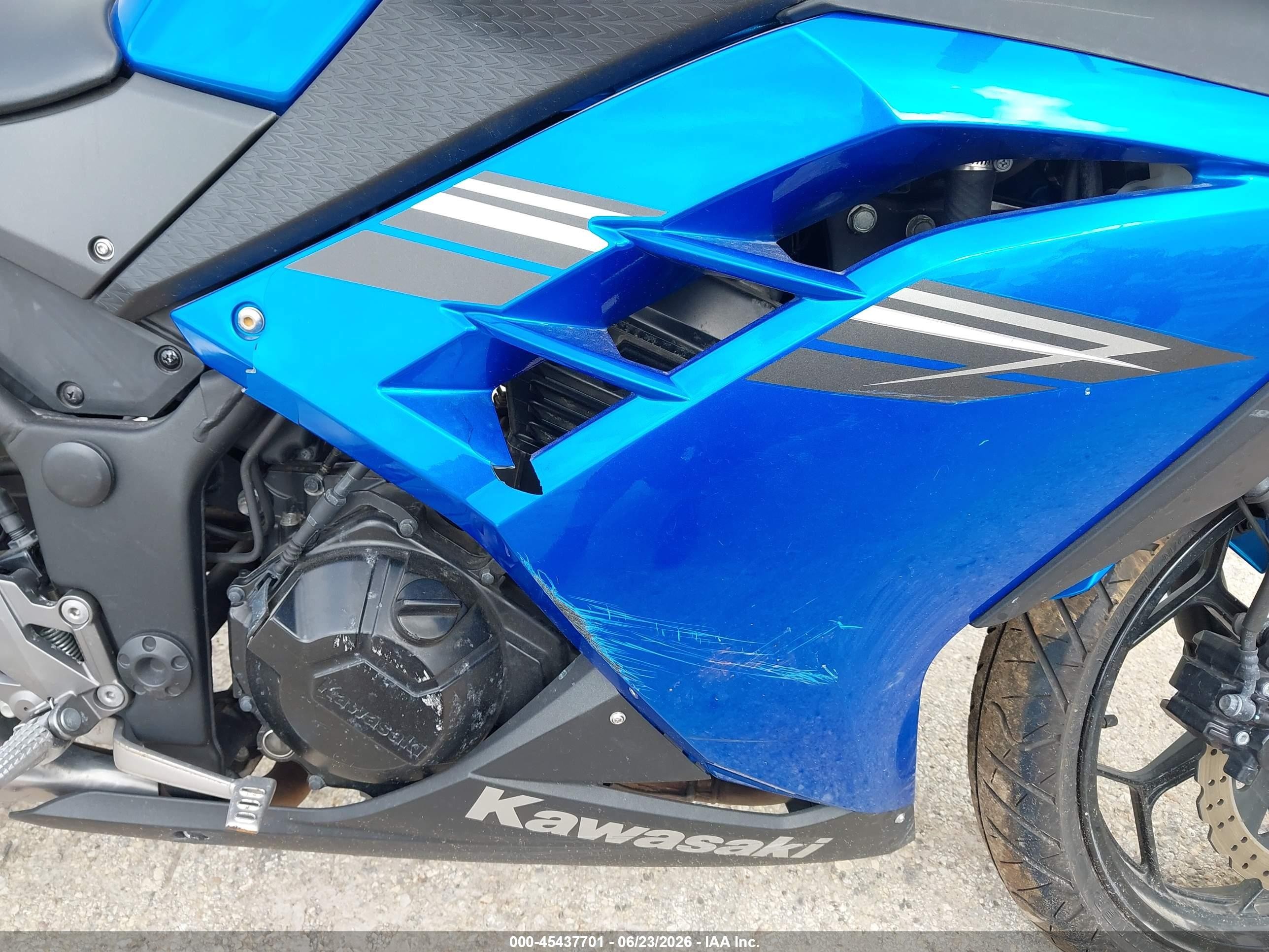 2017 Kawasaki Ninja VIN JKAEX8B18HDA33819 IAAI salvage auction — Side, Original (Texas), sold $650 on 2026-09-09 (photo 8)