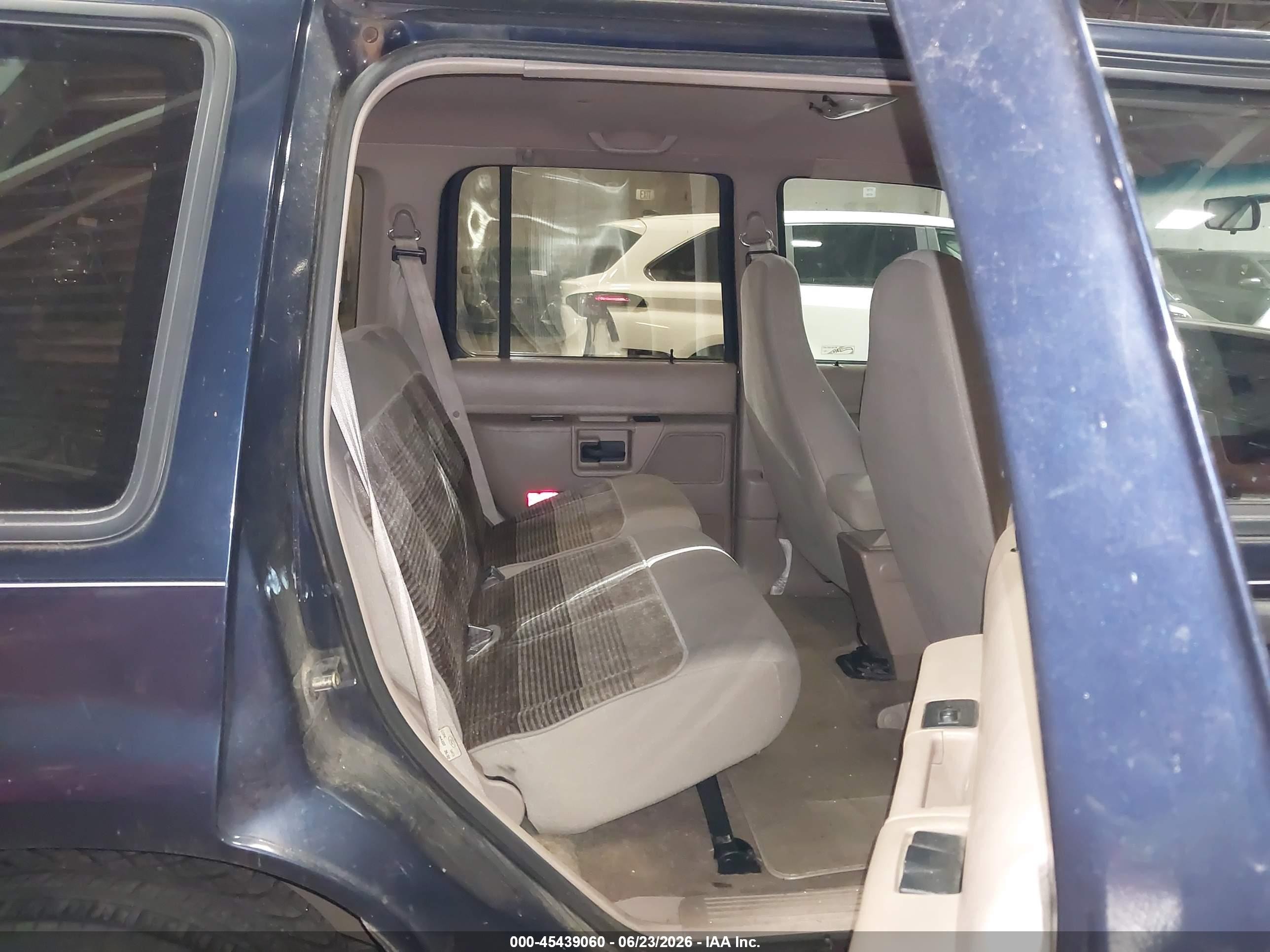 1992 Ford Explorer VIN 1FMDU34X0NUD94805 IAAI salvage auction — Normal Wear, Clear-Dealer Only (Oregon), sold $625 on 2026-07-09 (photo 8)