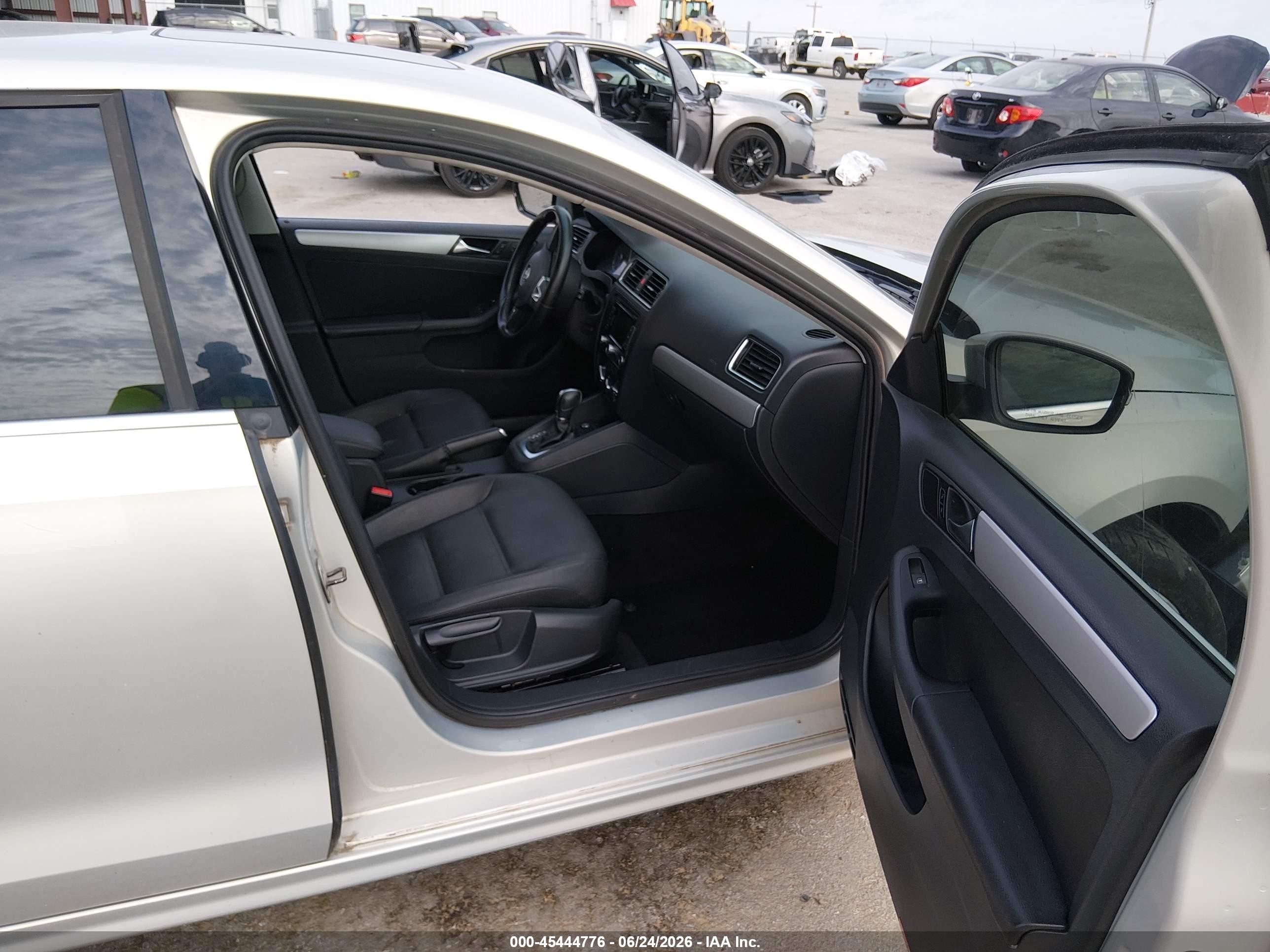 2012 Volkswagen Jetta VIN 3VWLX7AJ2CM358837 IAAI salvage auction — Front End, Wait Title, sold $900 on 2026-09-20 (photo 5)