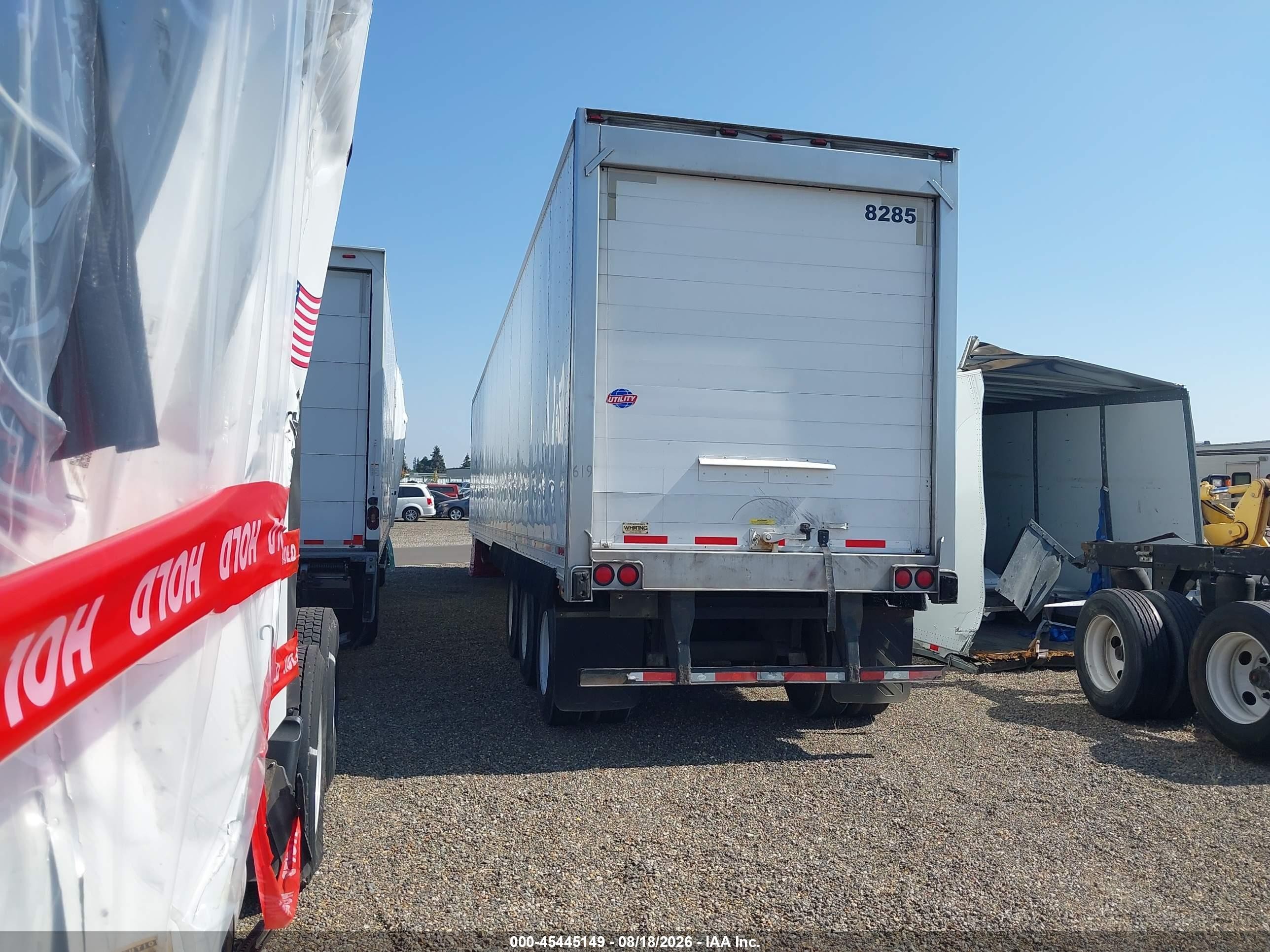 2017 Utility Trailer Mfg Unknown VIN 1UYVS3536HU792701 IAAI salvage auction — Side, Salvage (Oregon), sold $9,600 on 2026-10-06 (photo 3)