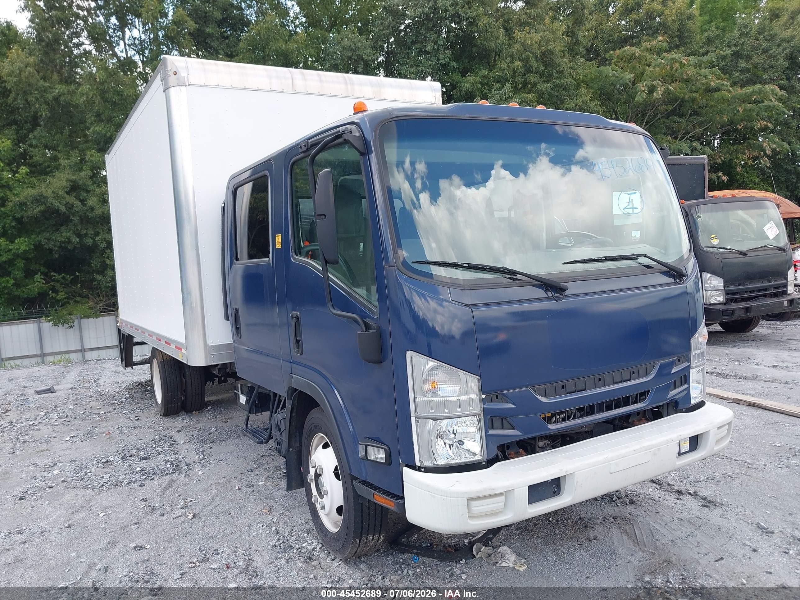 2022 Isuzu NRR VIN 54DE5J1L2NSR02923 — IAAI salvage auction photo