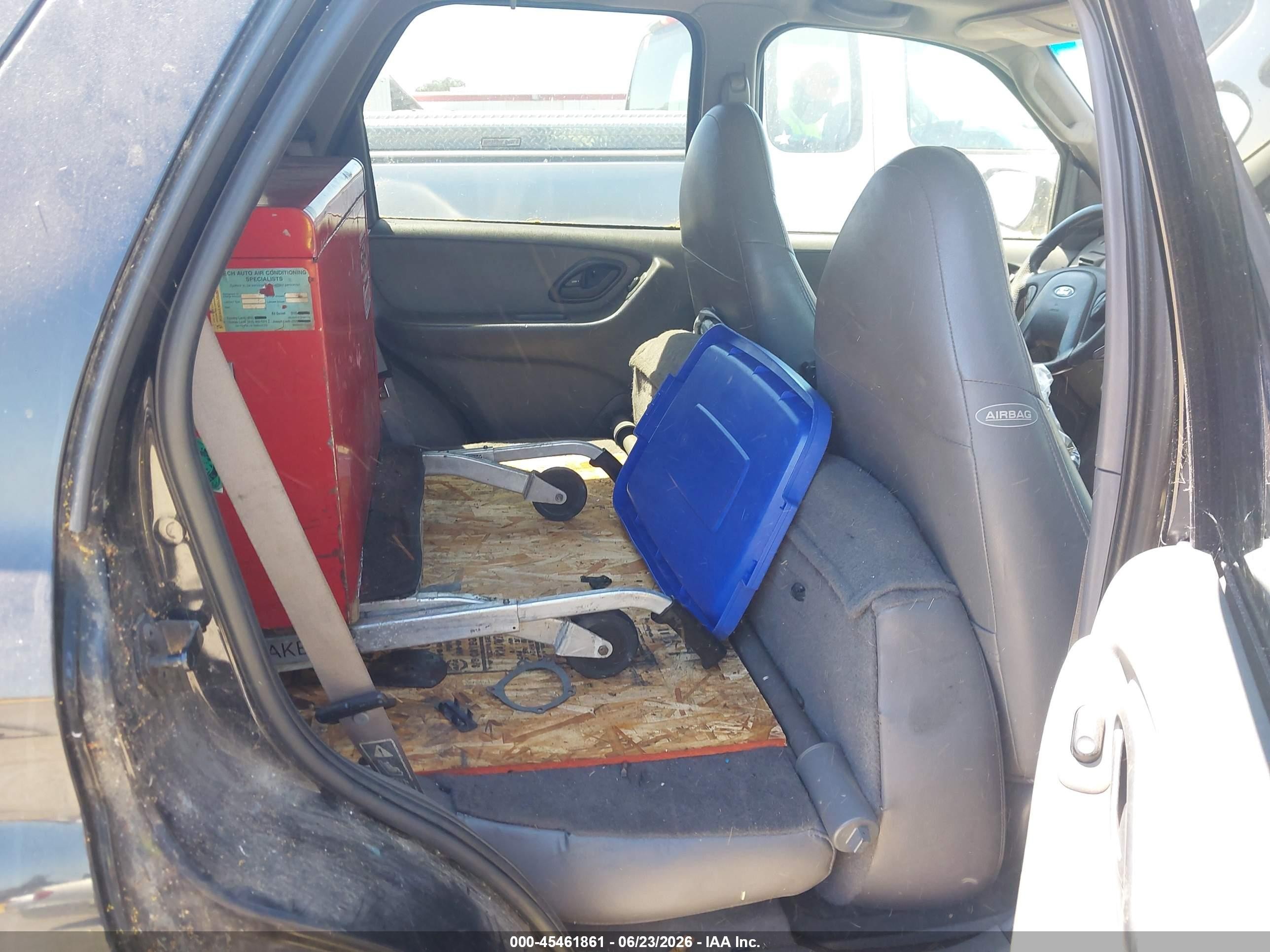2001 Ford Escape VIN 1FMCU04151KF72915 IAAI salvage auction — Normal Wear, Clear - Dealer Only (California), sold $275 on 2026-07-09 (photo 8)