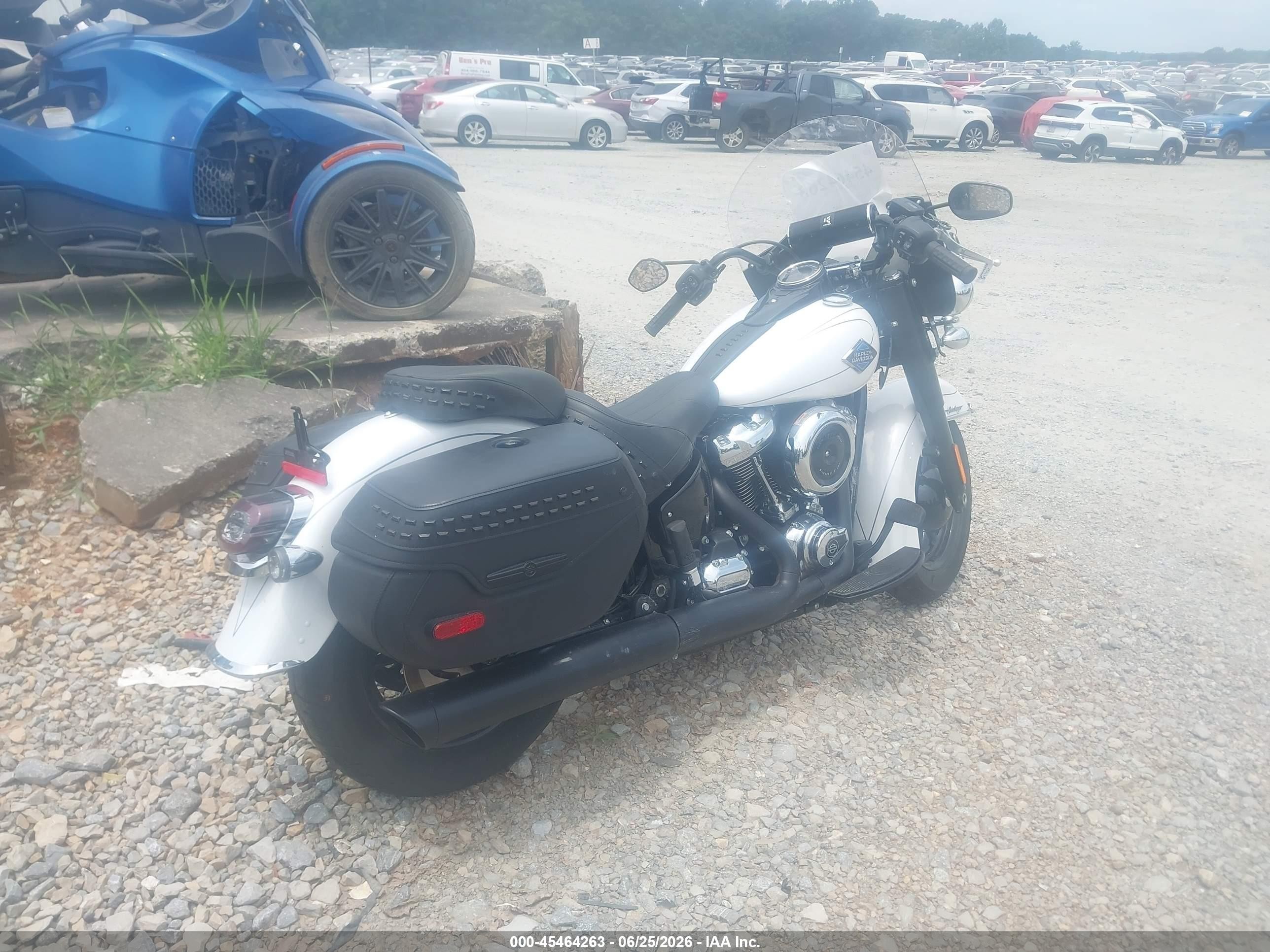 2025 Harley-davidson Softail VIN 1HD1YA914SB026041 IAAI salvage auction — Side, Clear (Michigan), sold $5,350 on 2026-09-08 (photo 4)