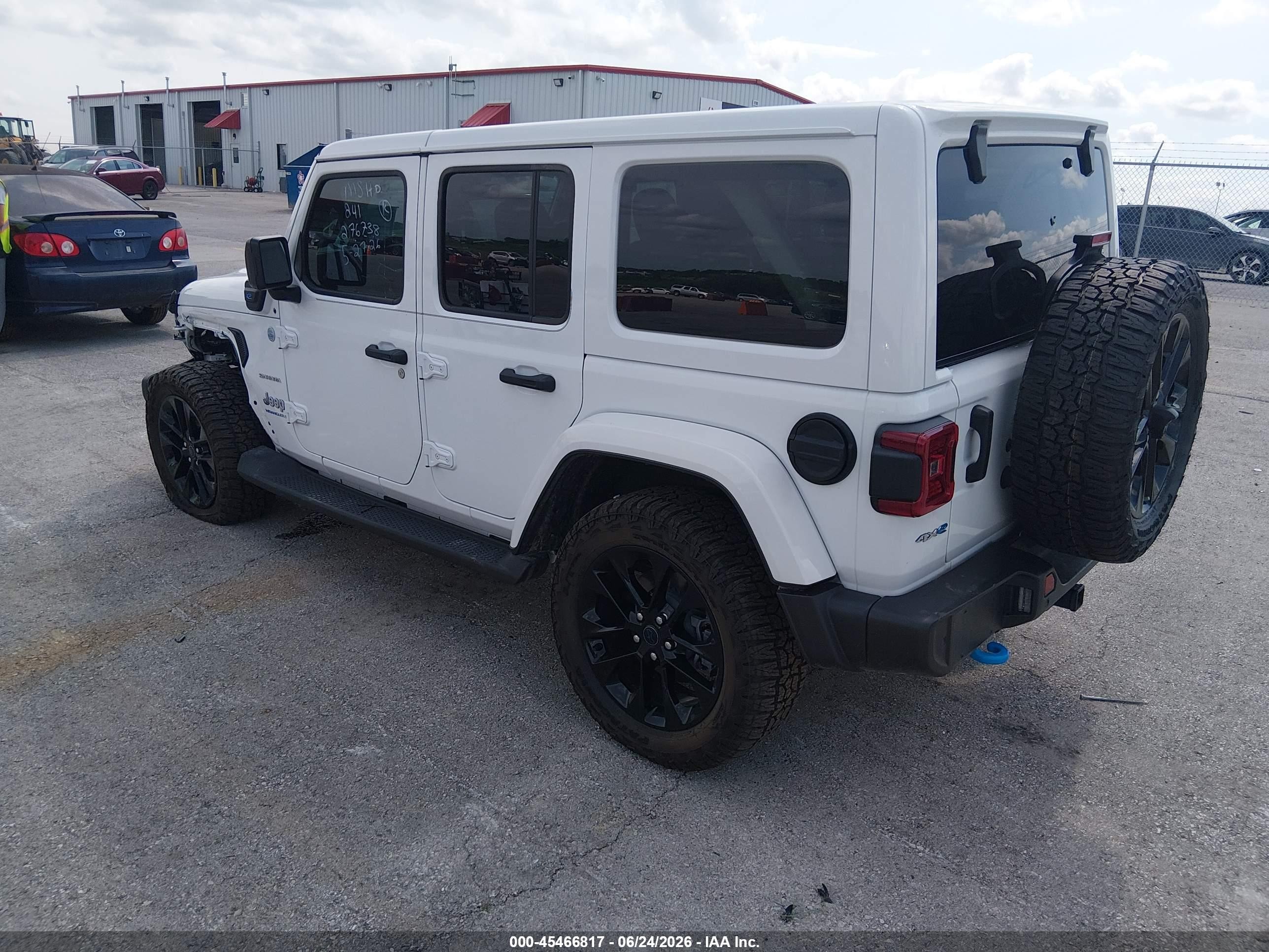 2024 Jeep VIN 1C4RJXP62RW206941 IAAI salvage auction — Side, Salvage (Missouri), sold $17,100 on 2026-09-12 (photo 3)