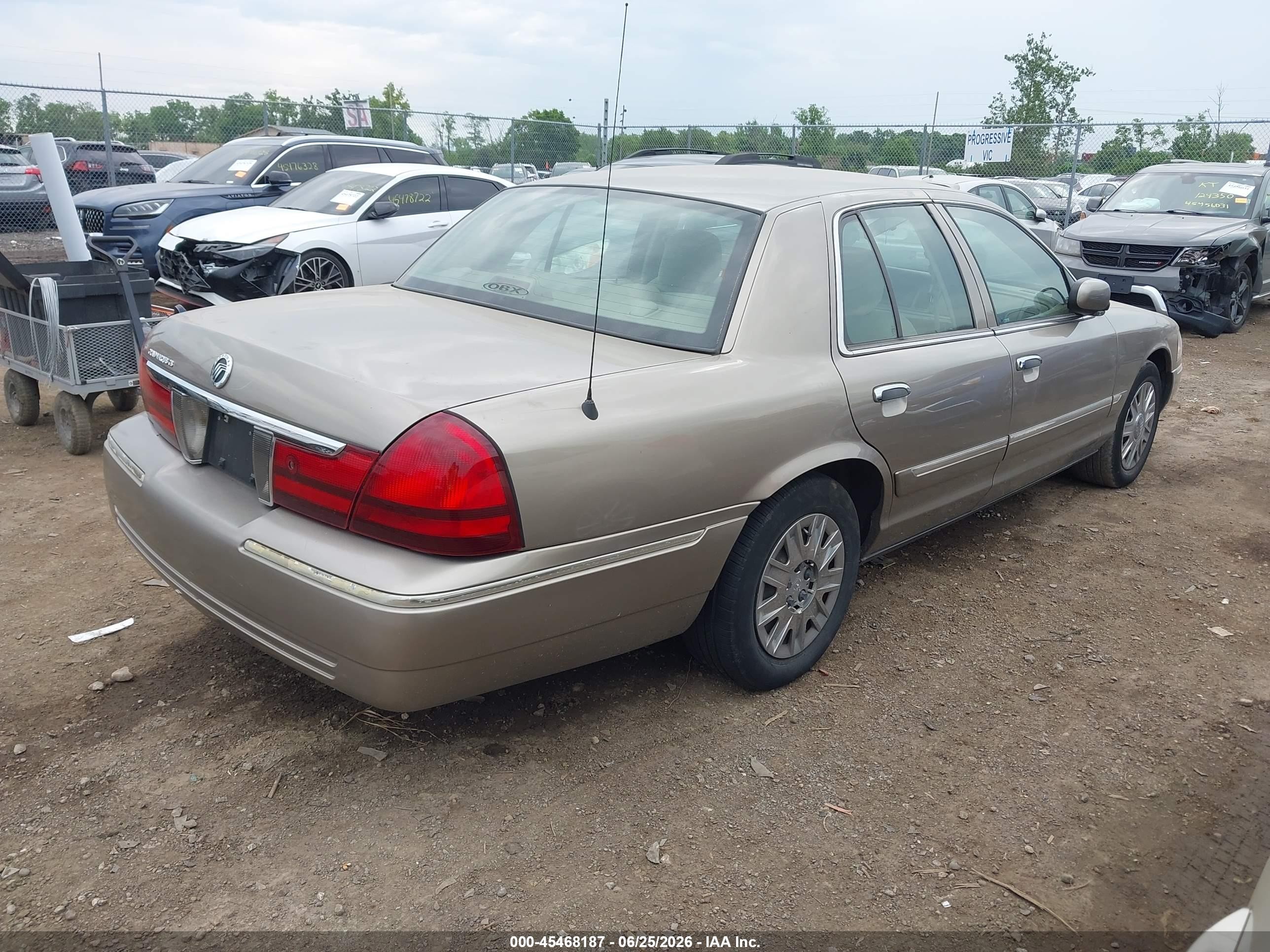 2005 Mercury Grand marquis VIN 2MEFM74W55X663321 IAAI salvage auction — Unknown, Salvage (Ohio), sold $350 on 2026-09-26 (photo 4)